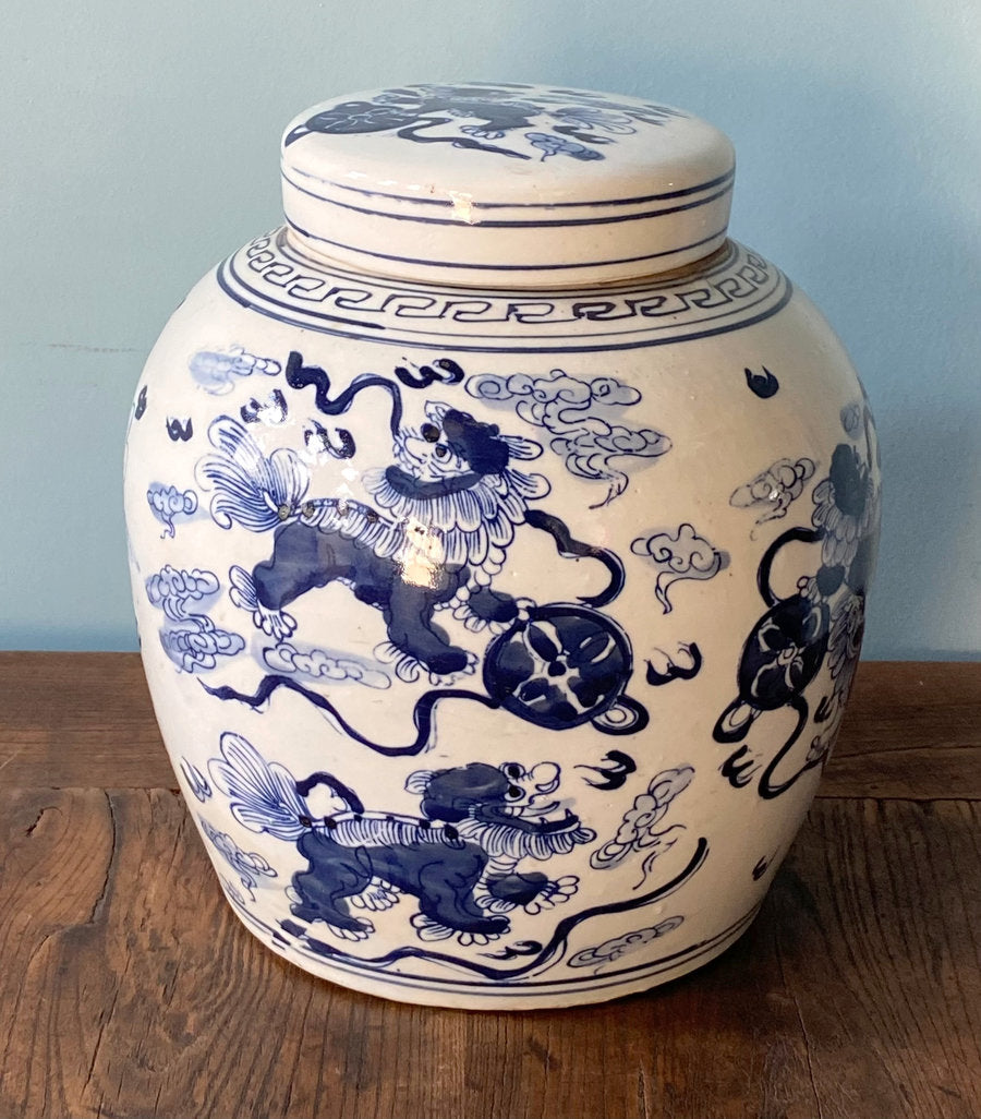 VASO STONDATO DECORATO CON COPERCHIO