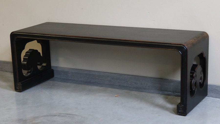 TAVOLINO LACCA NERA FIANCHI A PANNELLO CON INTAGLI