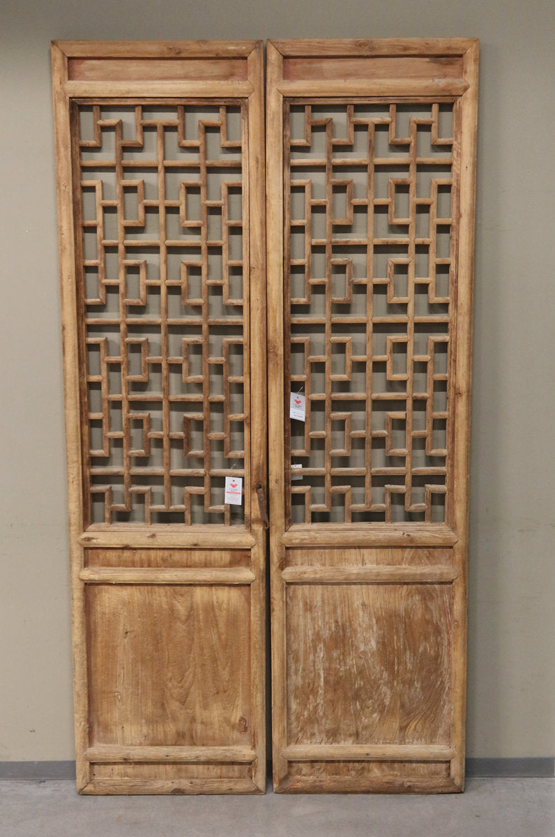 COPPIA DI ANTE LIGNEE CON GRATA GEOMETRICA