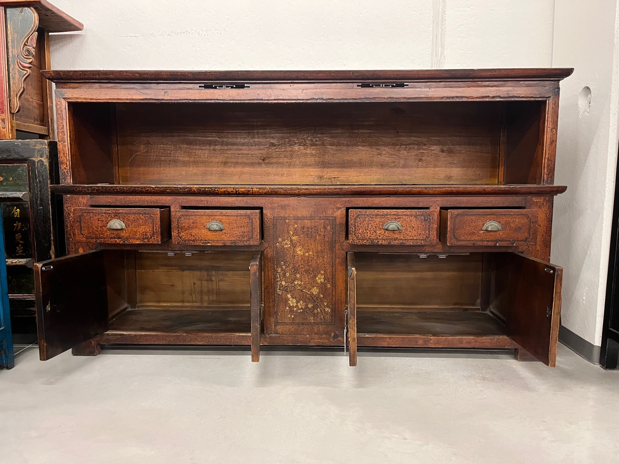 LUNGA CREDENZA GANZU CON DEC. LIEVE E VANO GIORNO