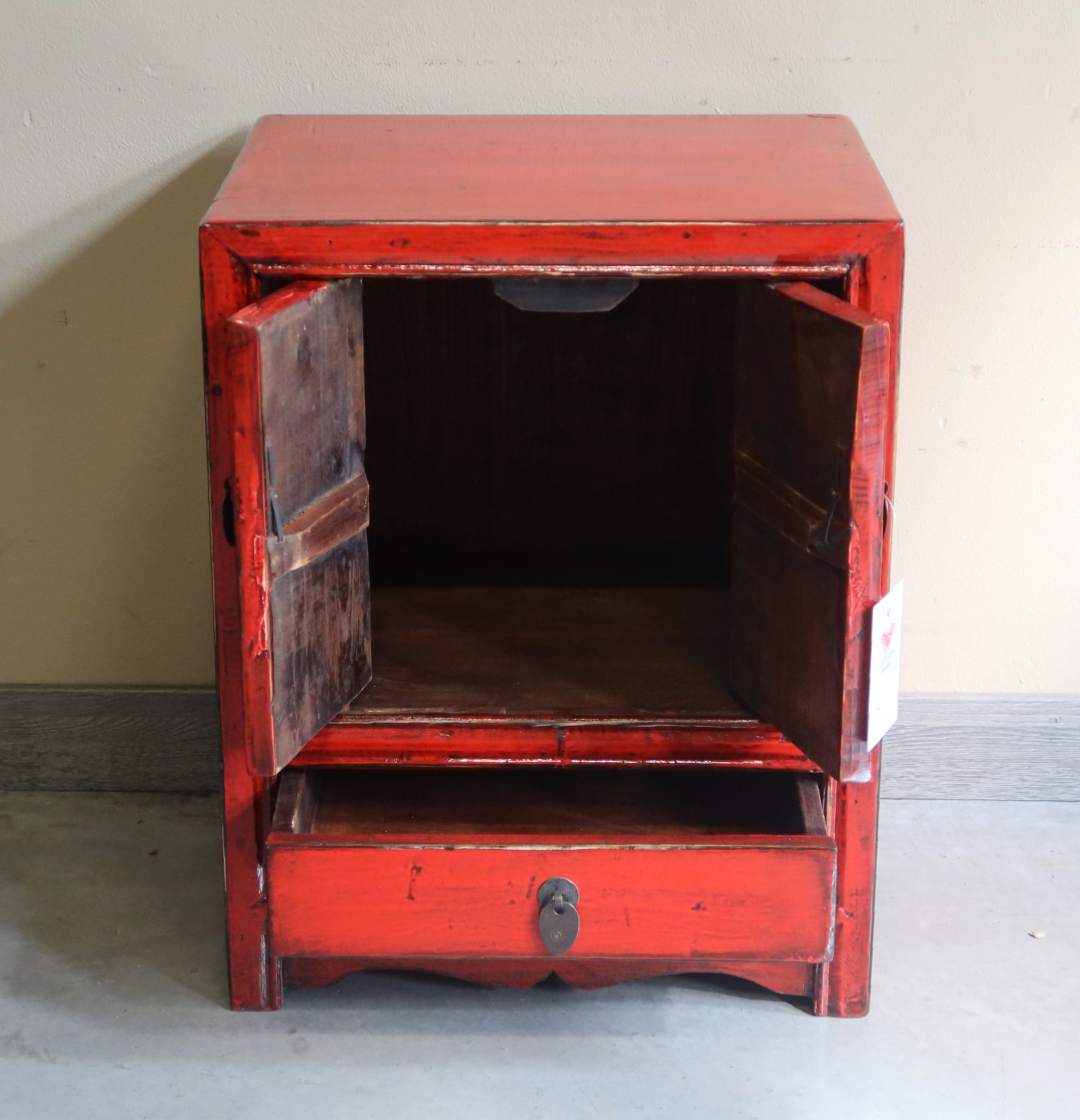 COMODINO LACCA ROSSA 2 ANTE E CASSETTO