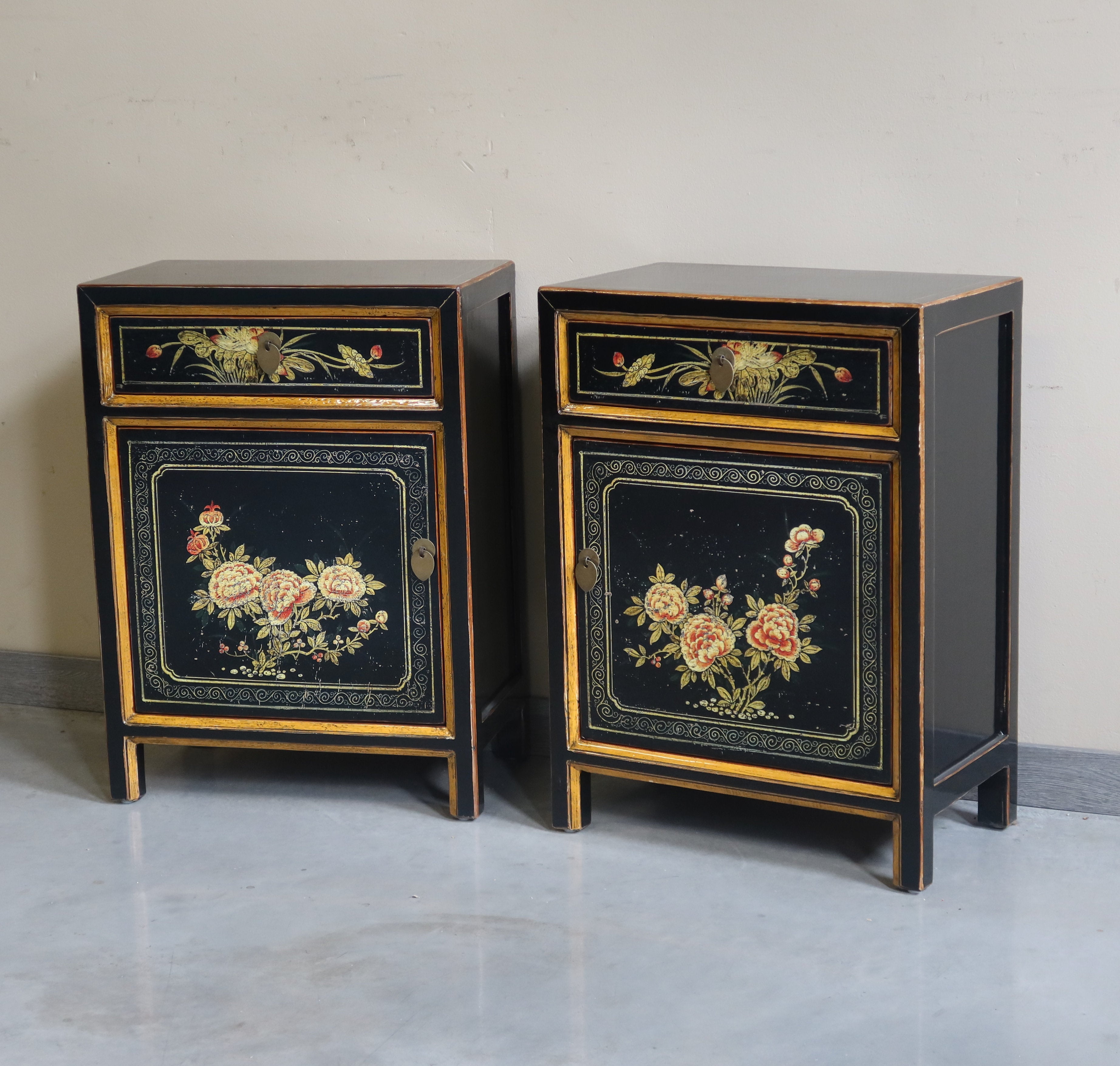 COMODINO MONGOLIA DECORATO