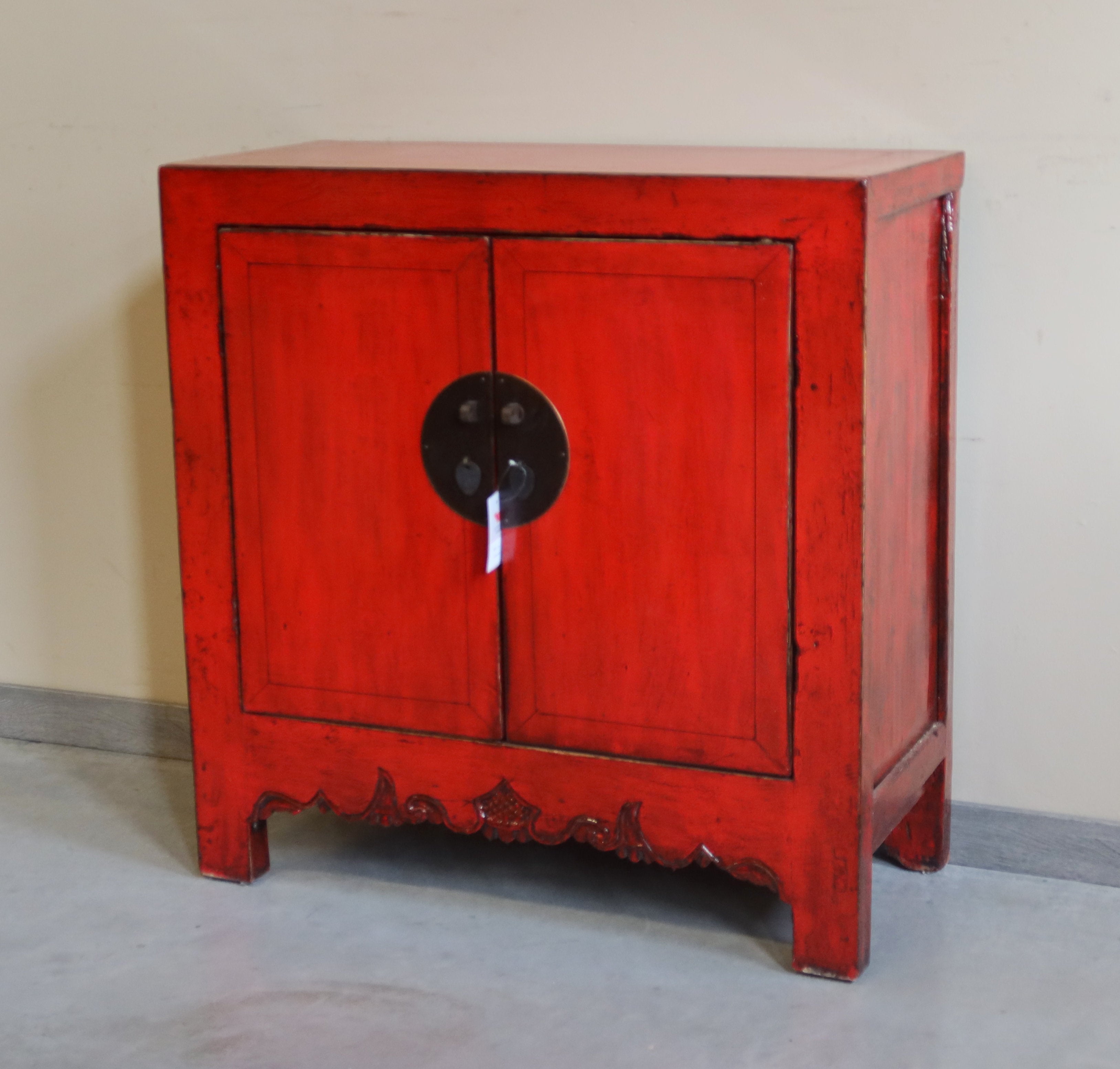 CREDENZINA CINESE LACCA ROSSA CON GREMBIULE INTAGLIATO