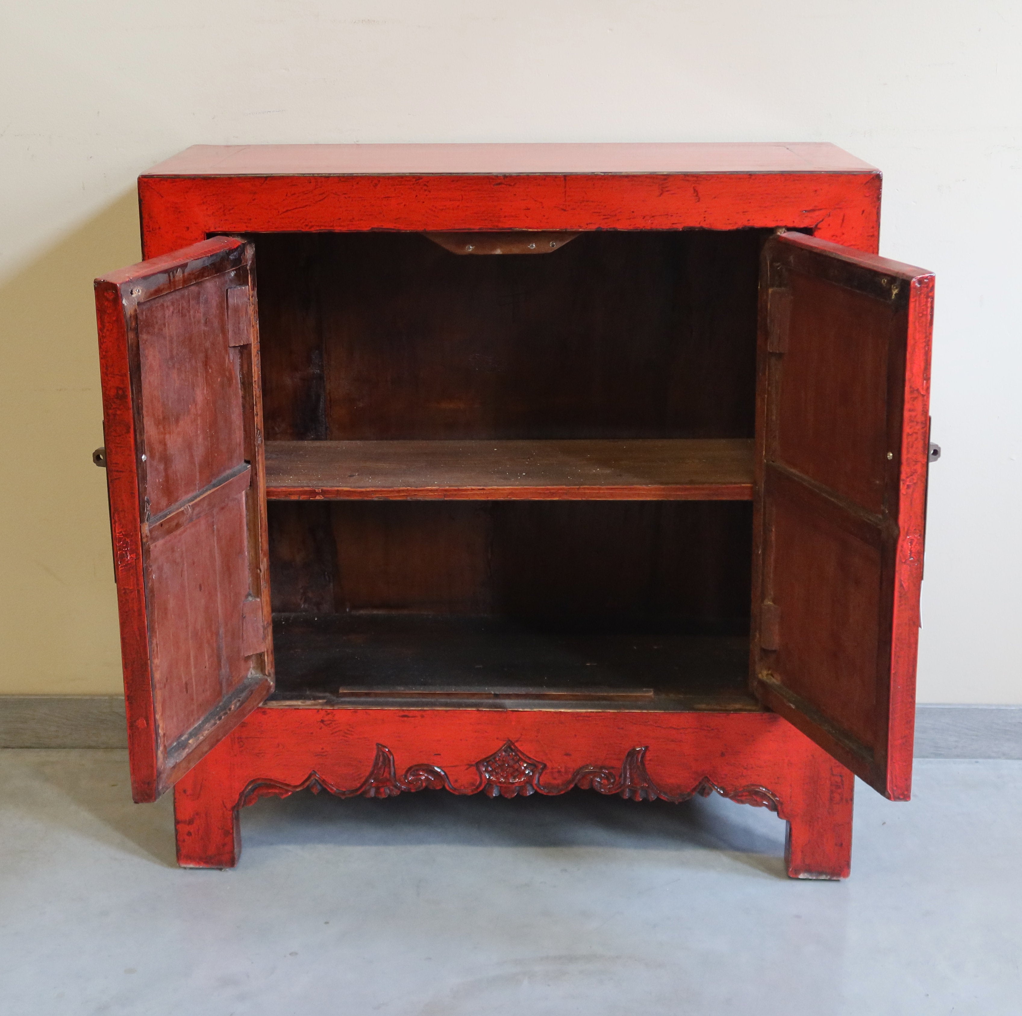 CREDENZINA CINESE LACCA ROSSA CON GREMBIULE INTAGLIATO