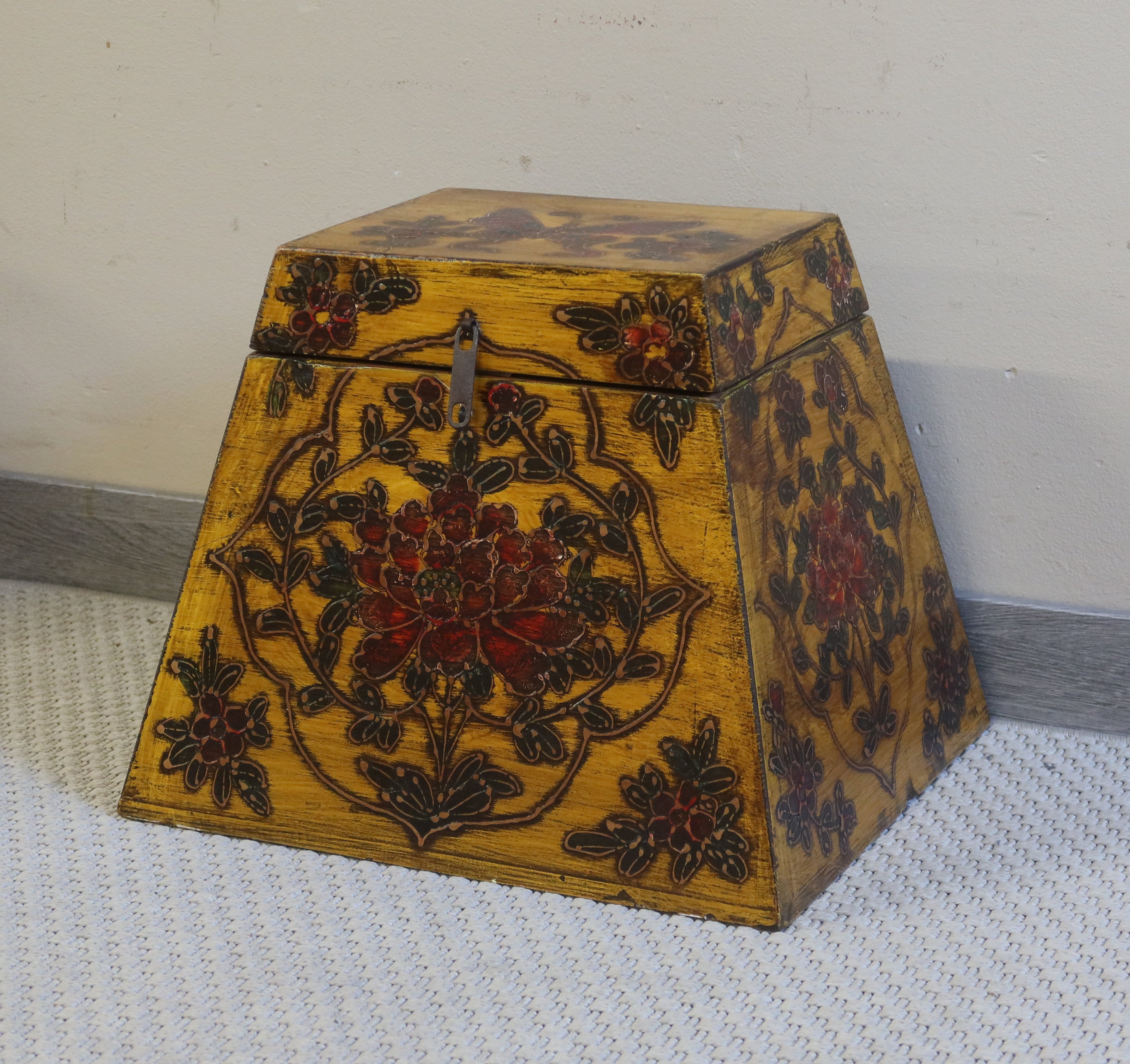 BAULETTO DECORATO TIBETANO