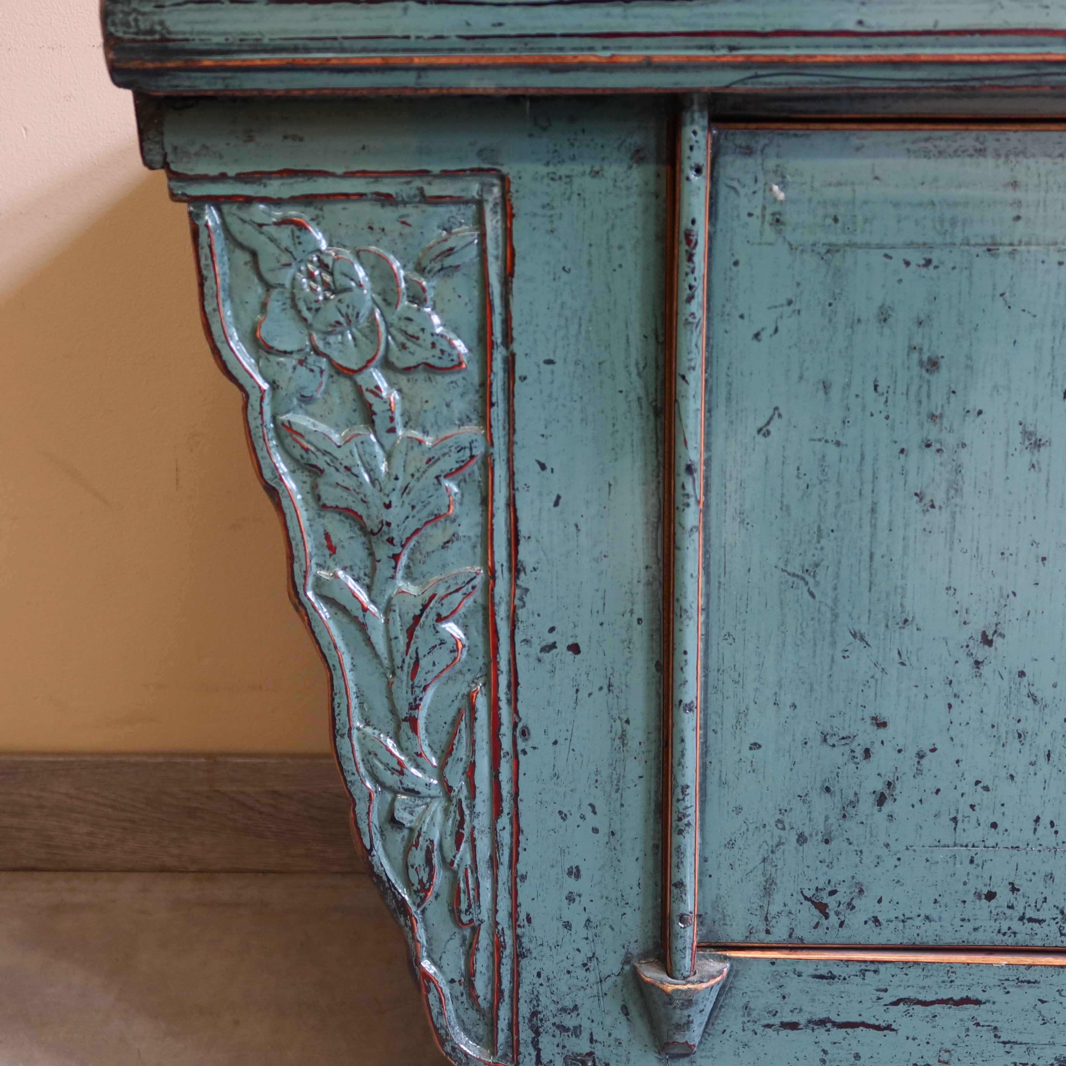 CASSAPANCA LACCATA AD ALTARE ALI INTAGLIATE