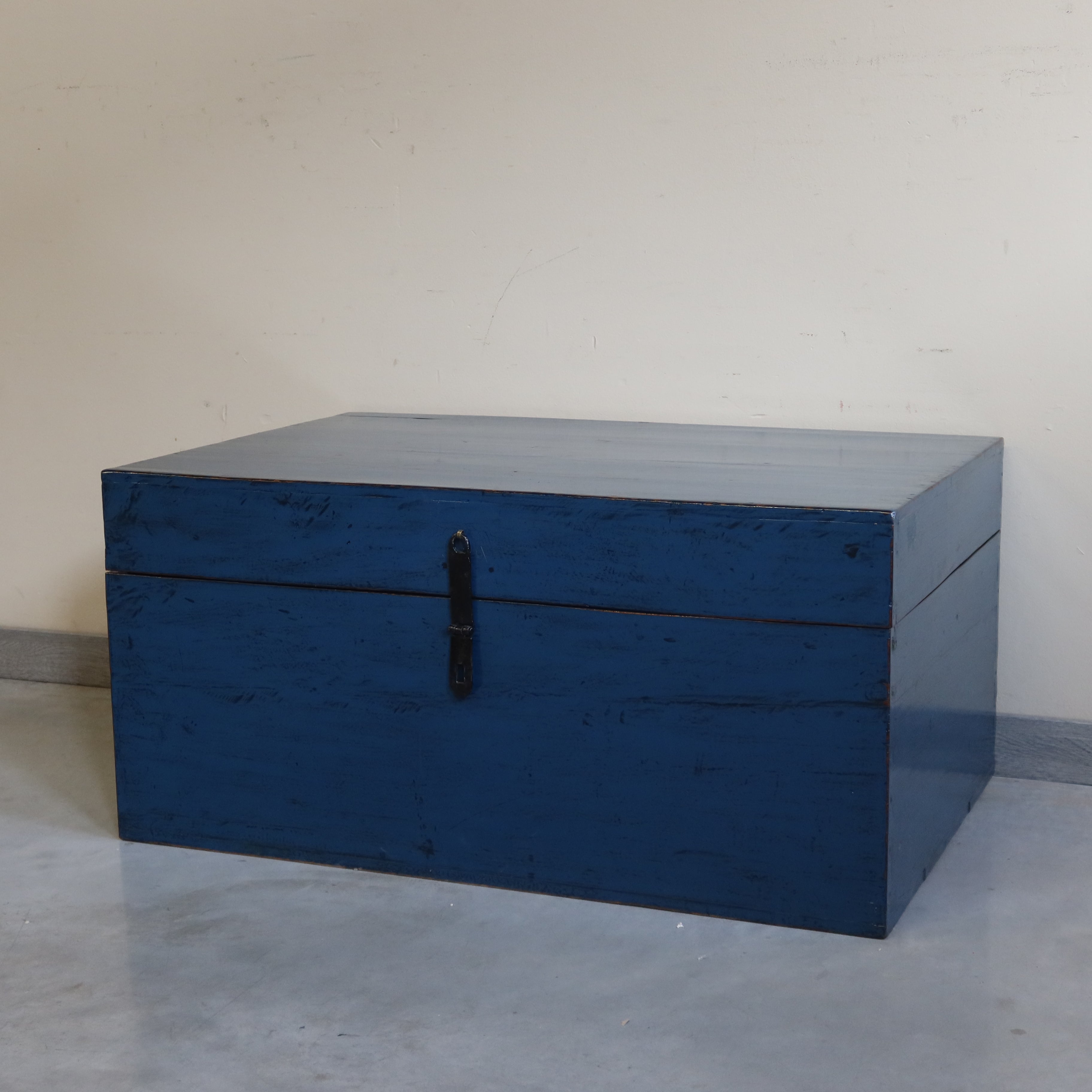 GRANDE BAULE CINESE IN LACCA BLU