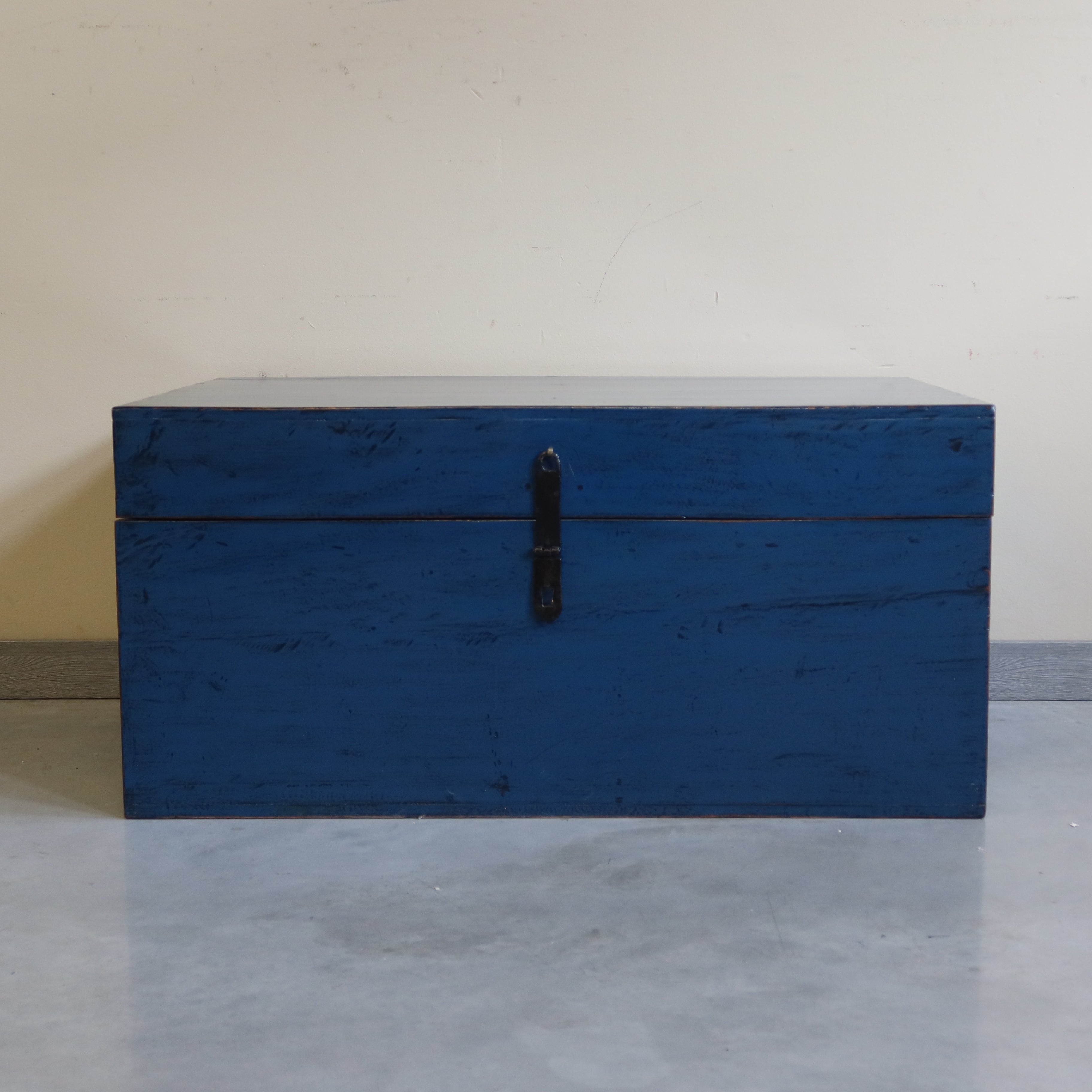 GRANDE BAULE CINESE IN LACCA BLU