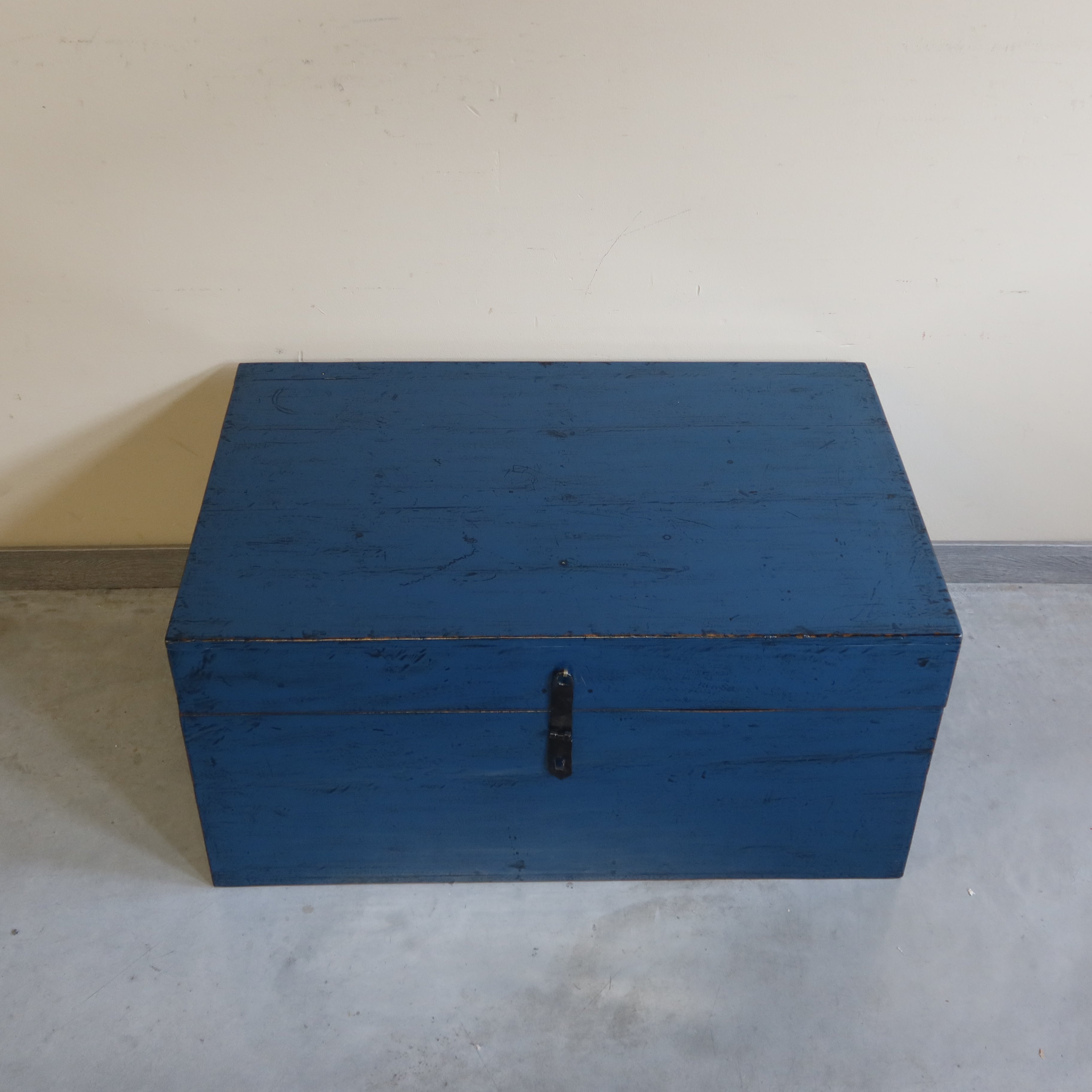 GRANDE BAULE CINESE IN LACCA BLU