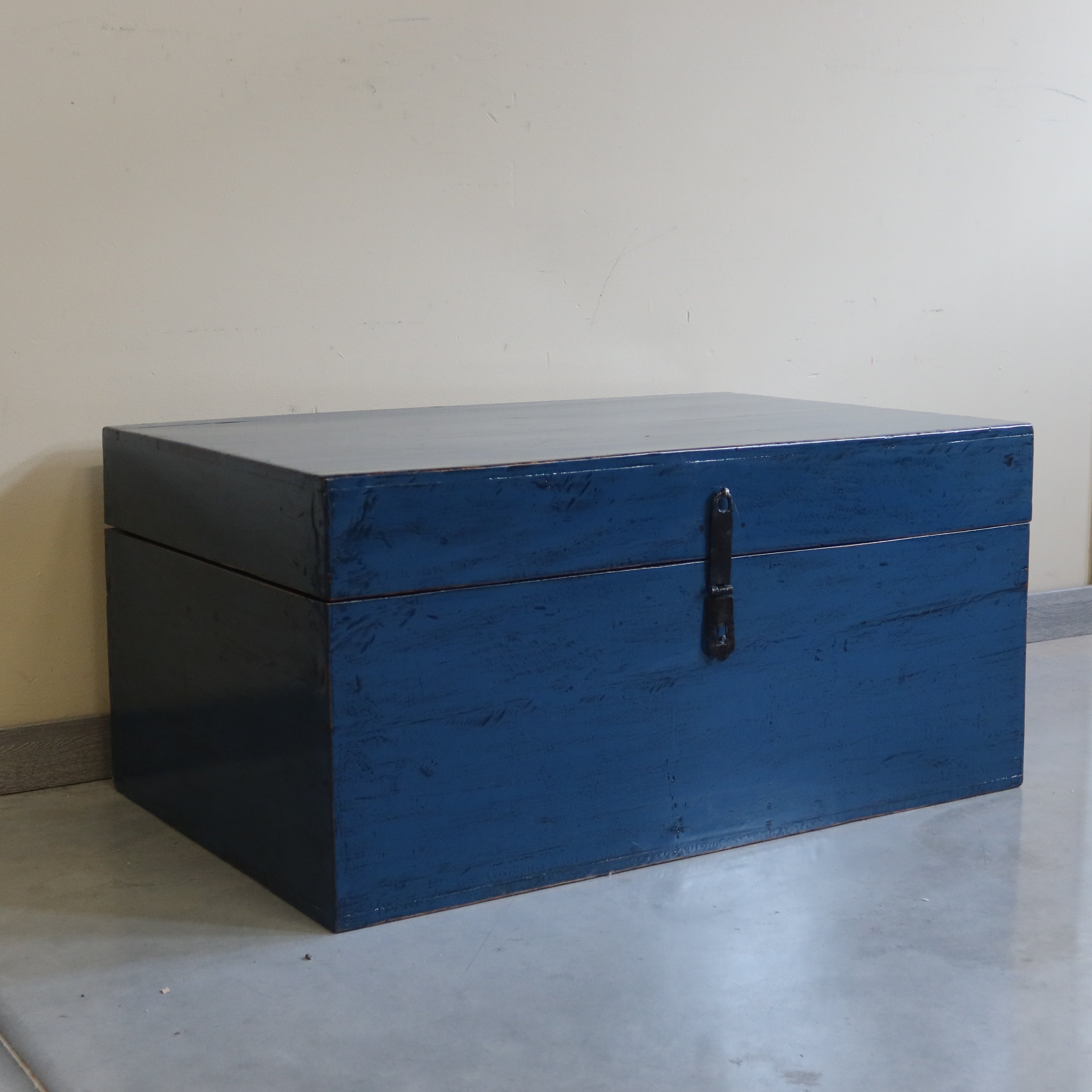 GRANDE BAULE CINESE IN LACCA BLU