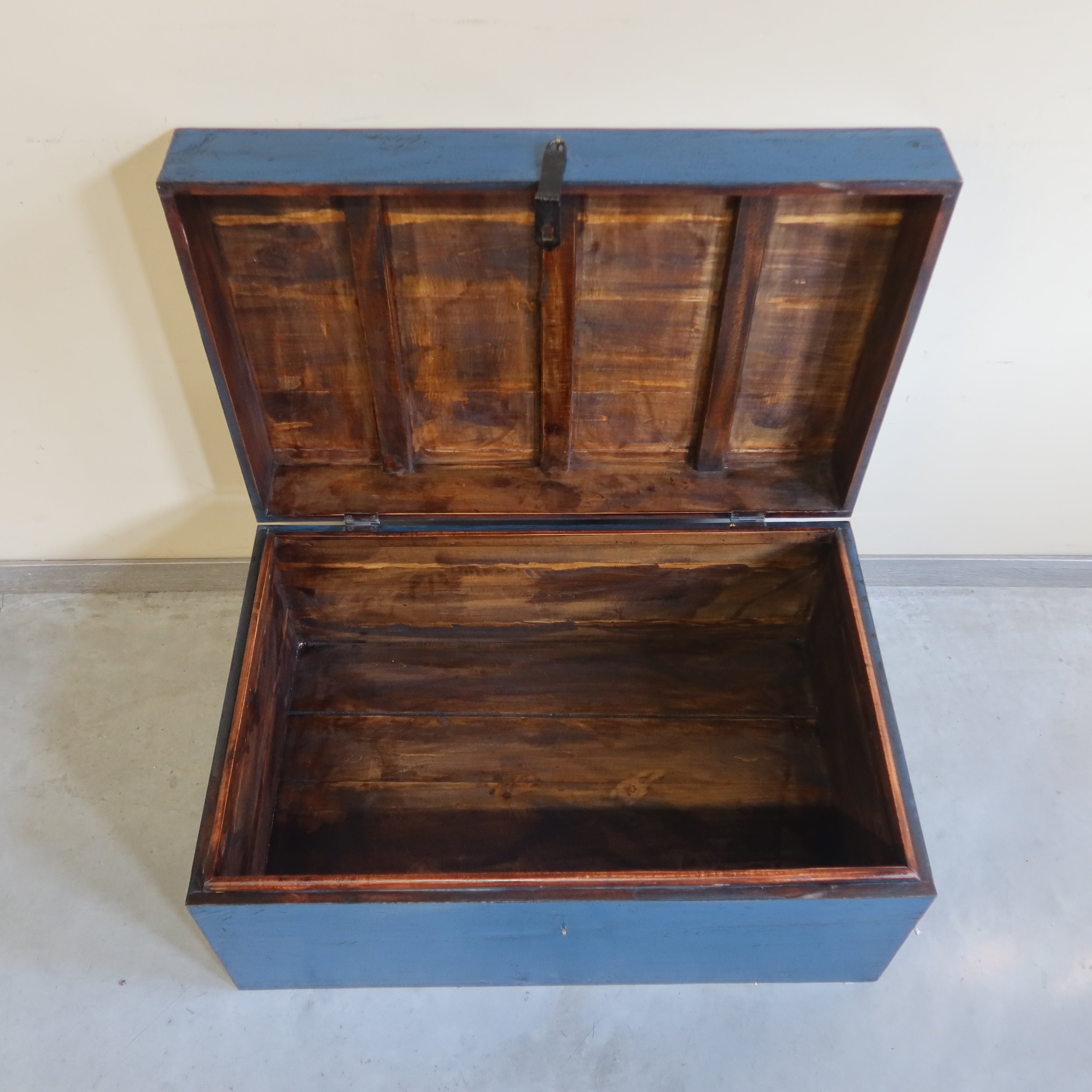 GRANDE BAULE CINESE IN LACCA BLU