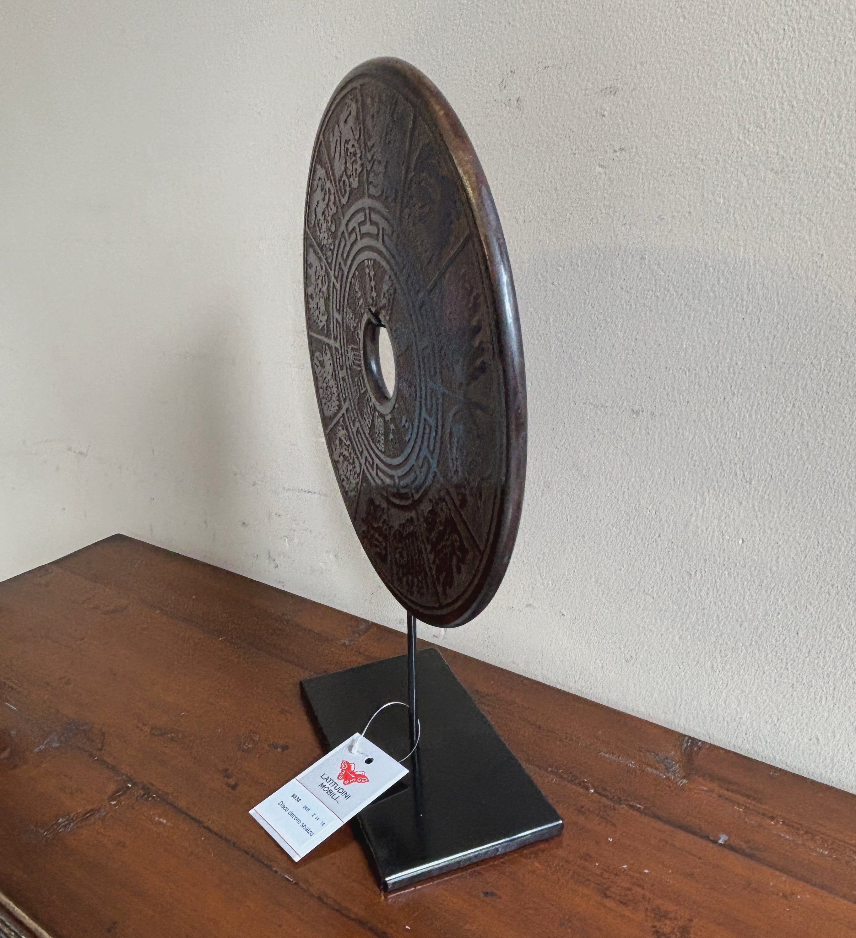 DISCO ORNAMENTALE IN PIETRA SU PIEDISTALLO