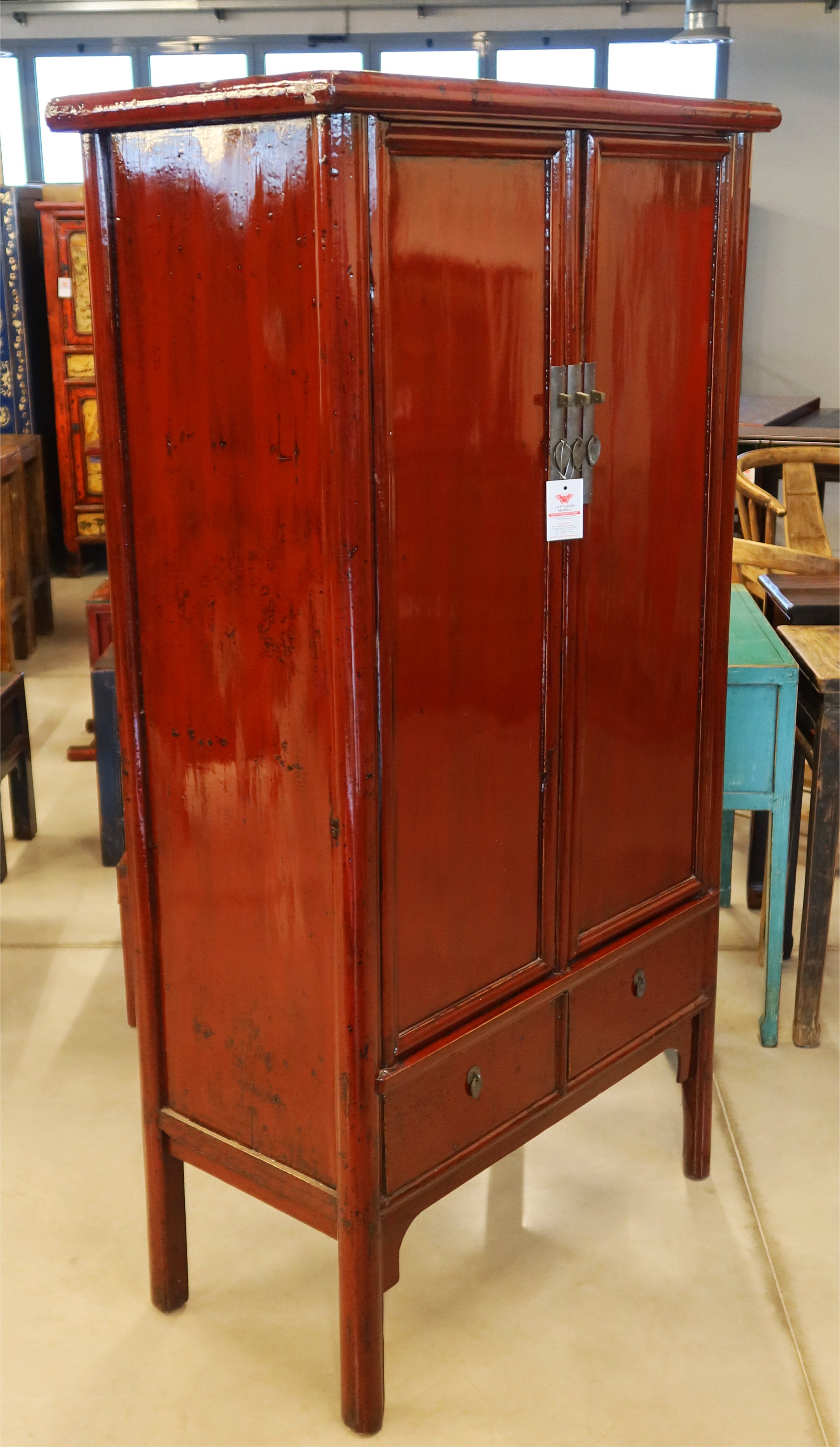 ARMADIO CINESE A TRAPEZIO IN LACCA BORDEAUX