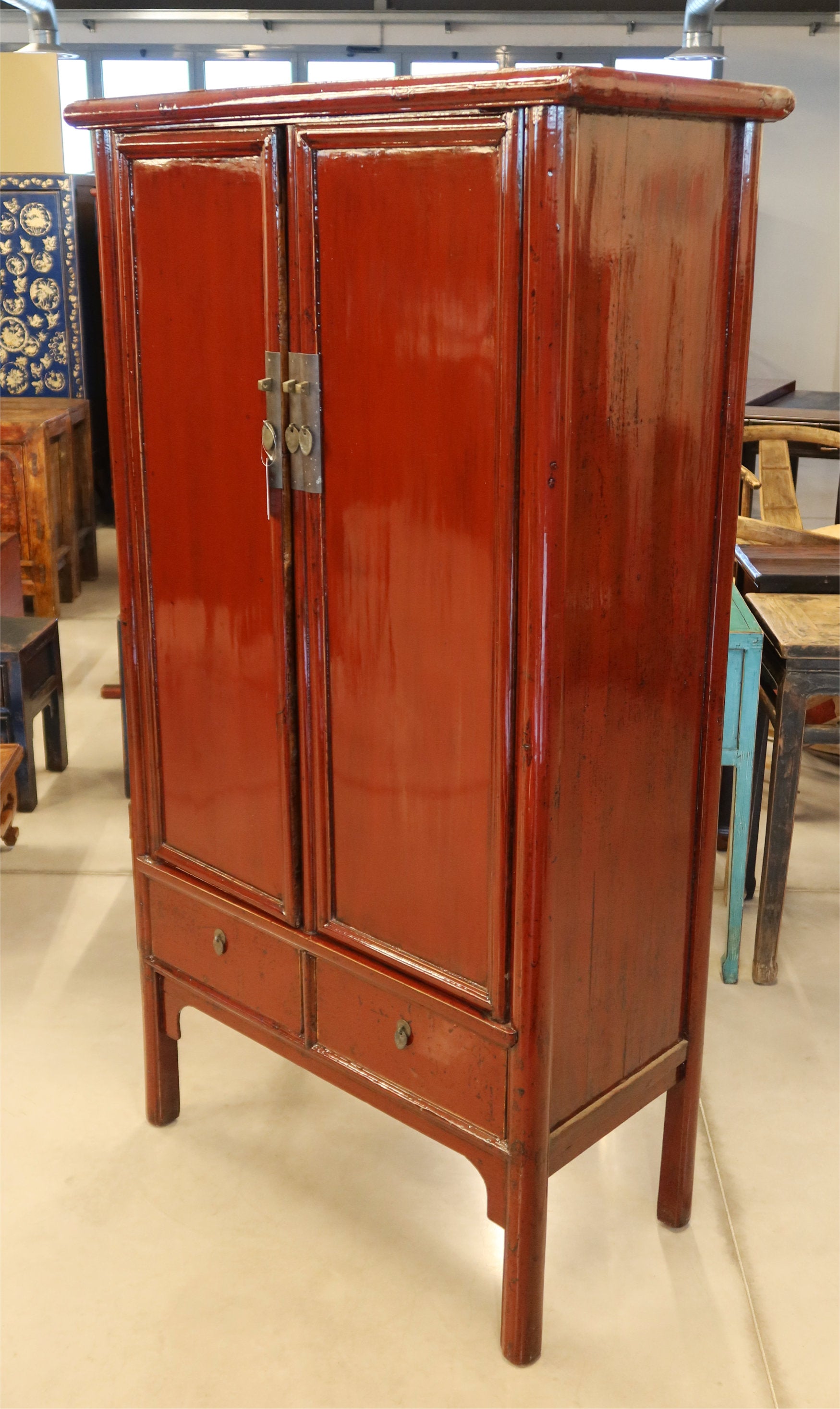 ARMADIO CINESE A TRAPEZIO IN LACCA BORDEAUX