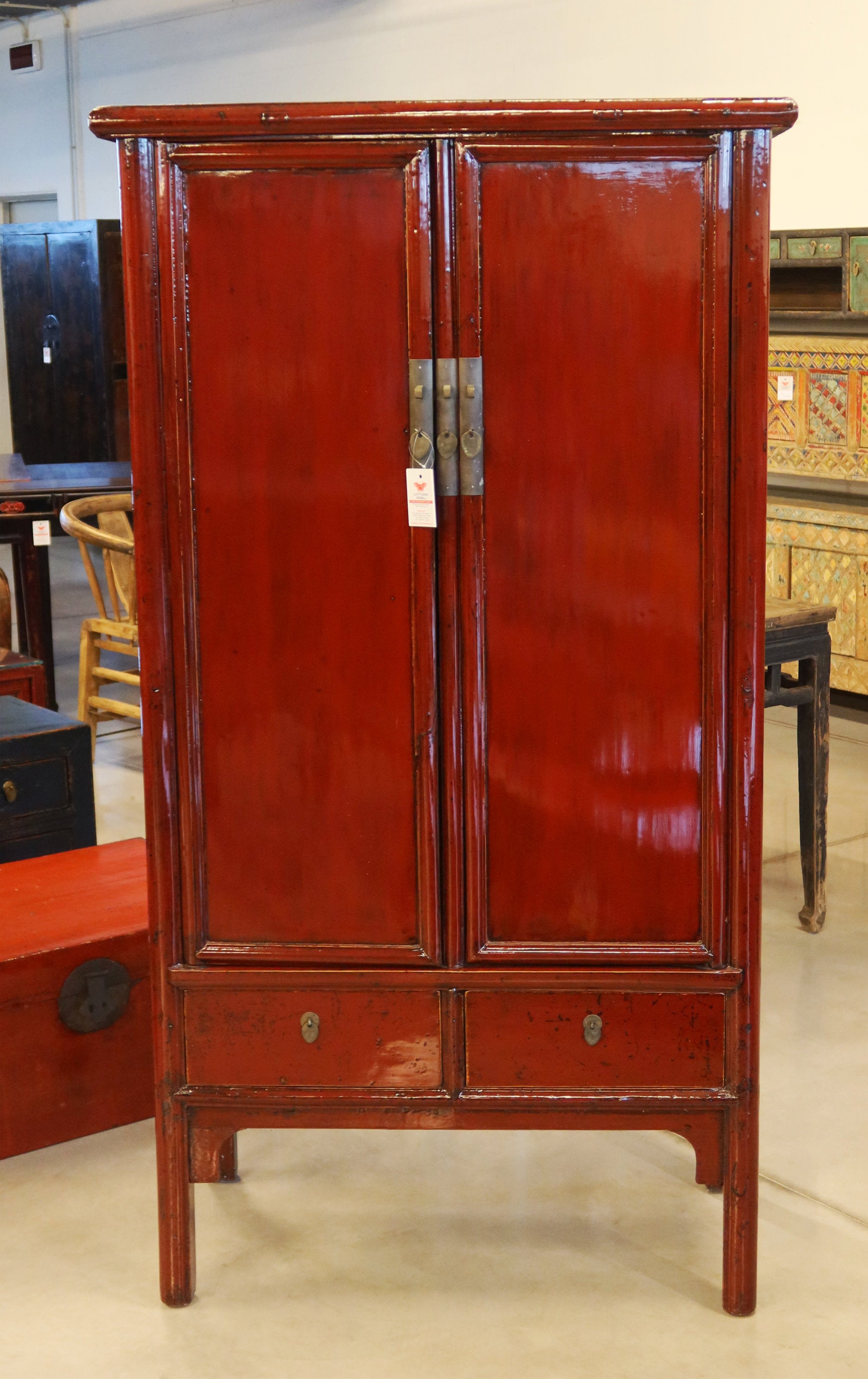 ARMADIO CINESE A TRAPEZIO IN LACCA BORDEAUX
