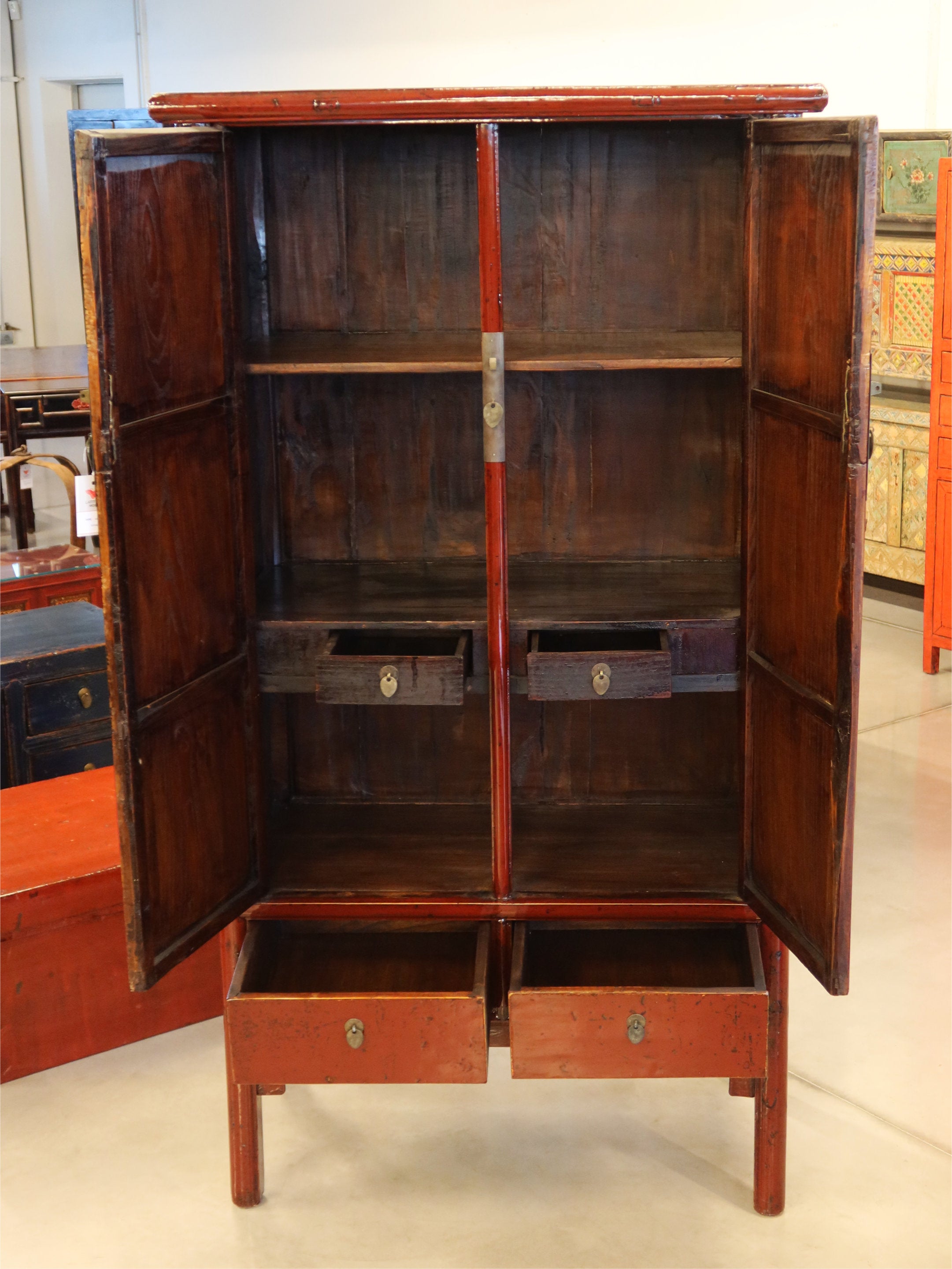 ARMADIO CINESE A TRAPEZIO IN LACCA BORDEAUX