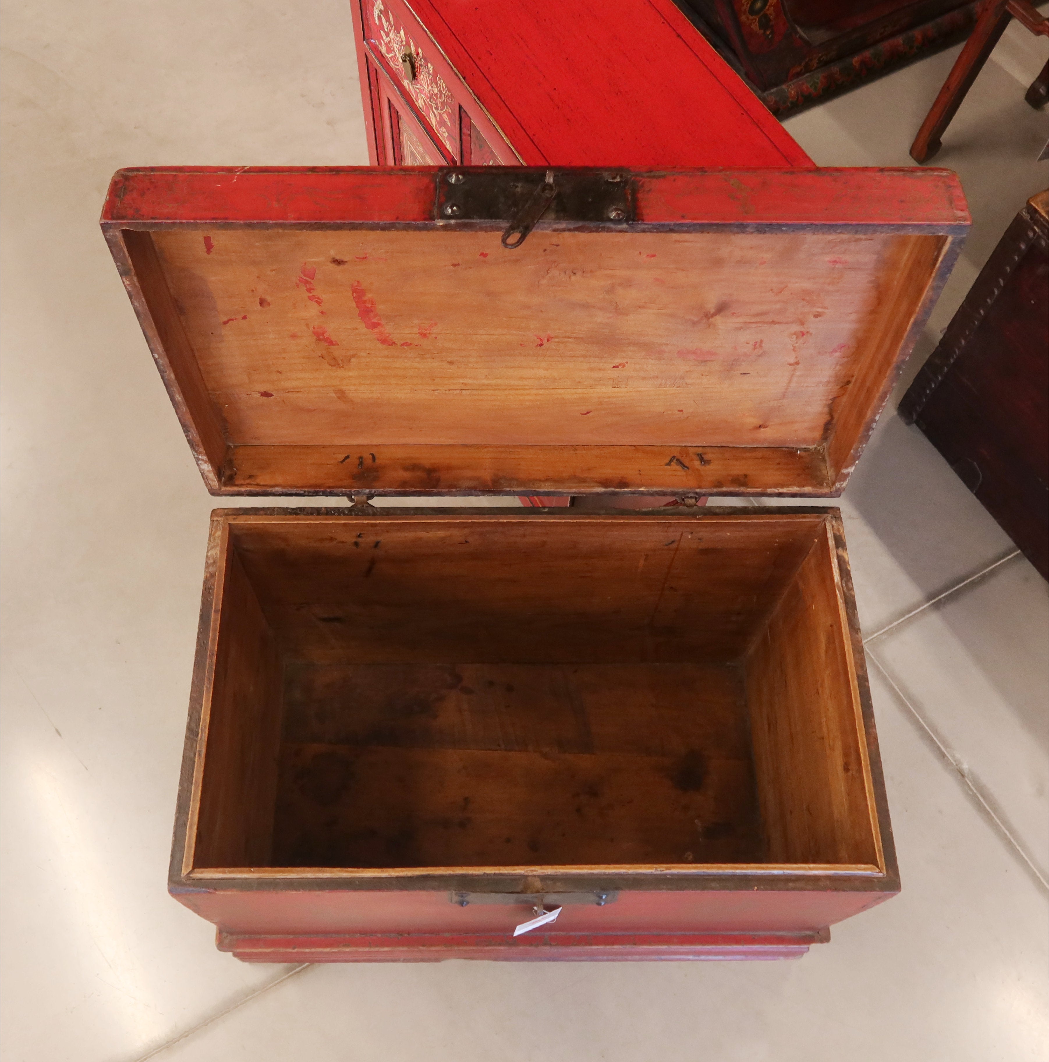 BAULE CINESE IN LACCA ROSSA CON DECORO A CHINA