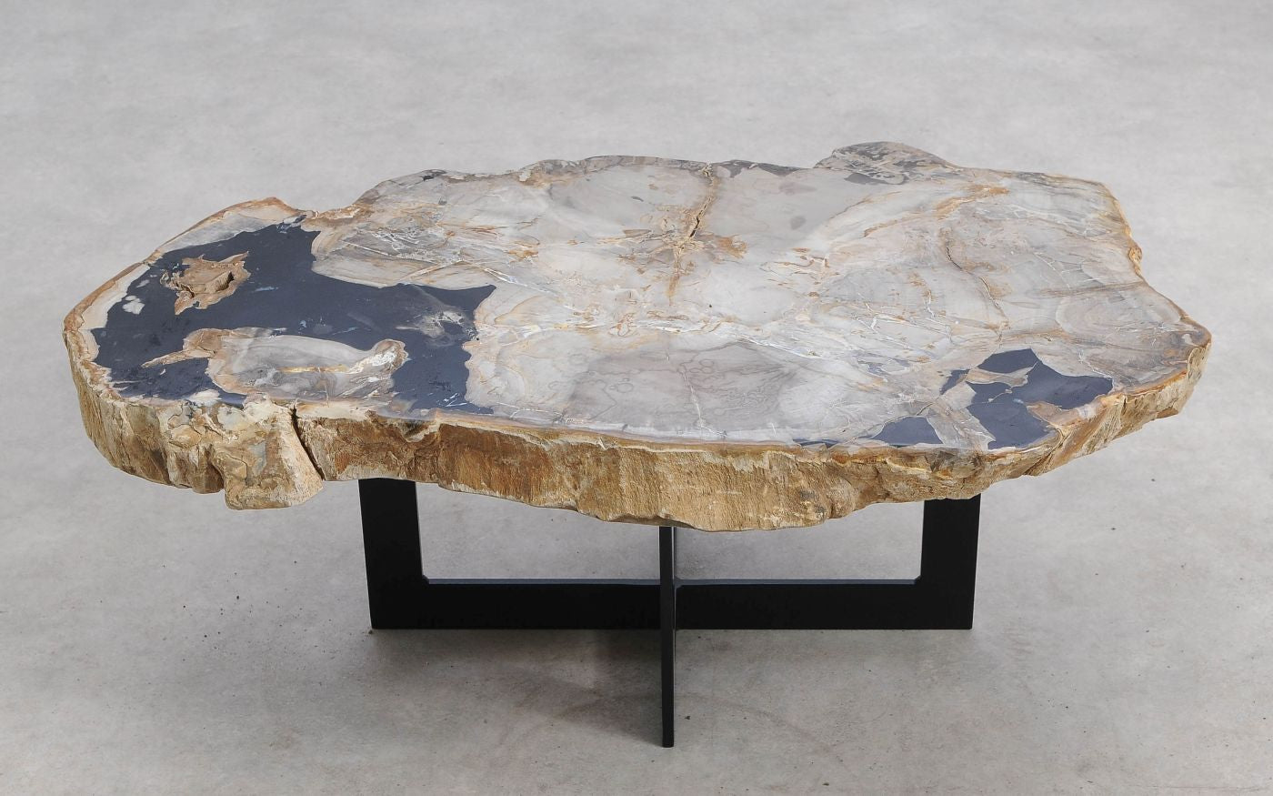 Tavolino in legno pietrificato