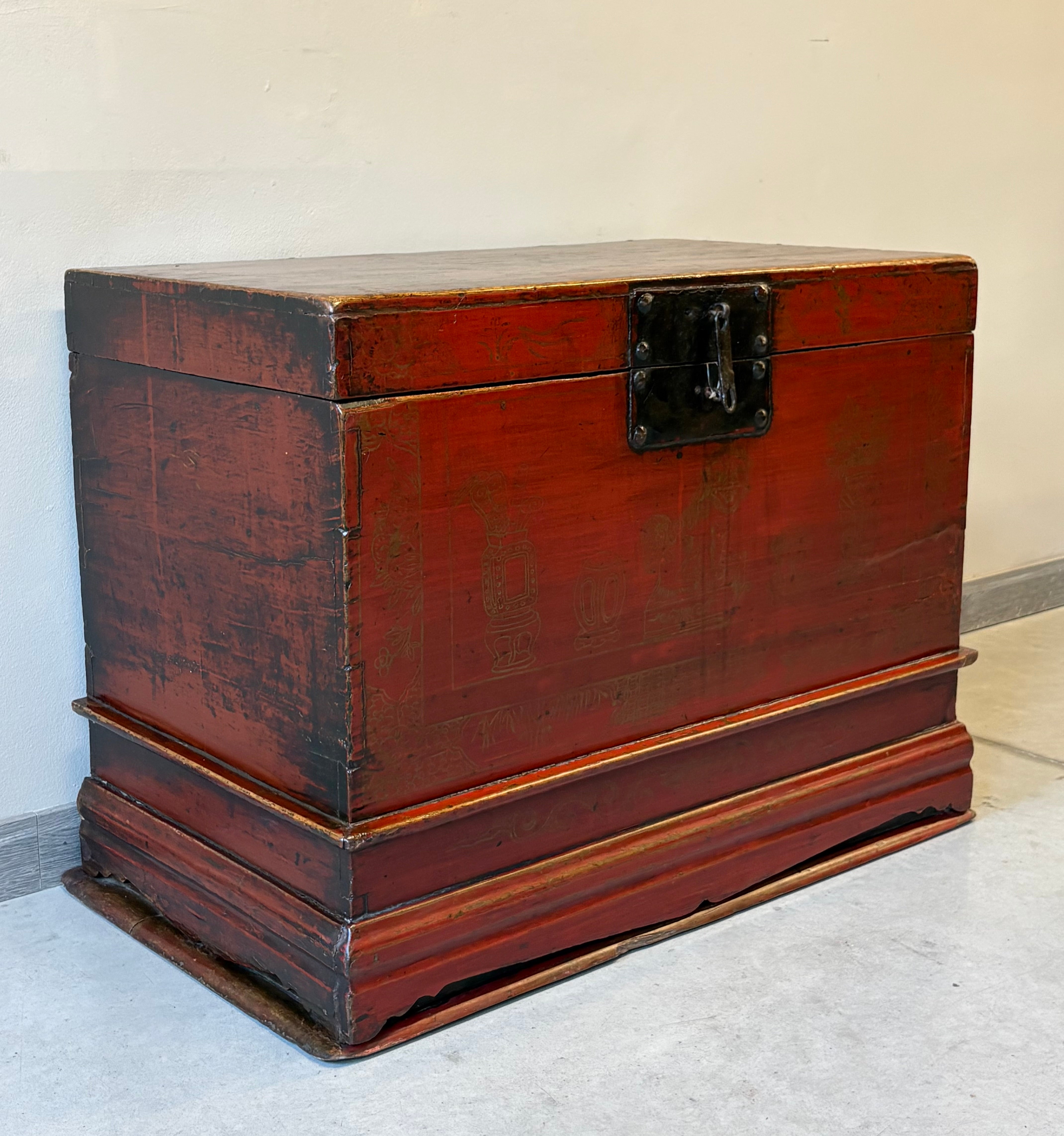 BAULE CINESE IN LACCA ROSSA CON DECORO A CHINA