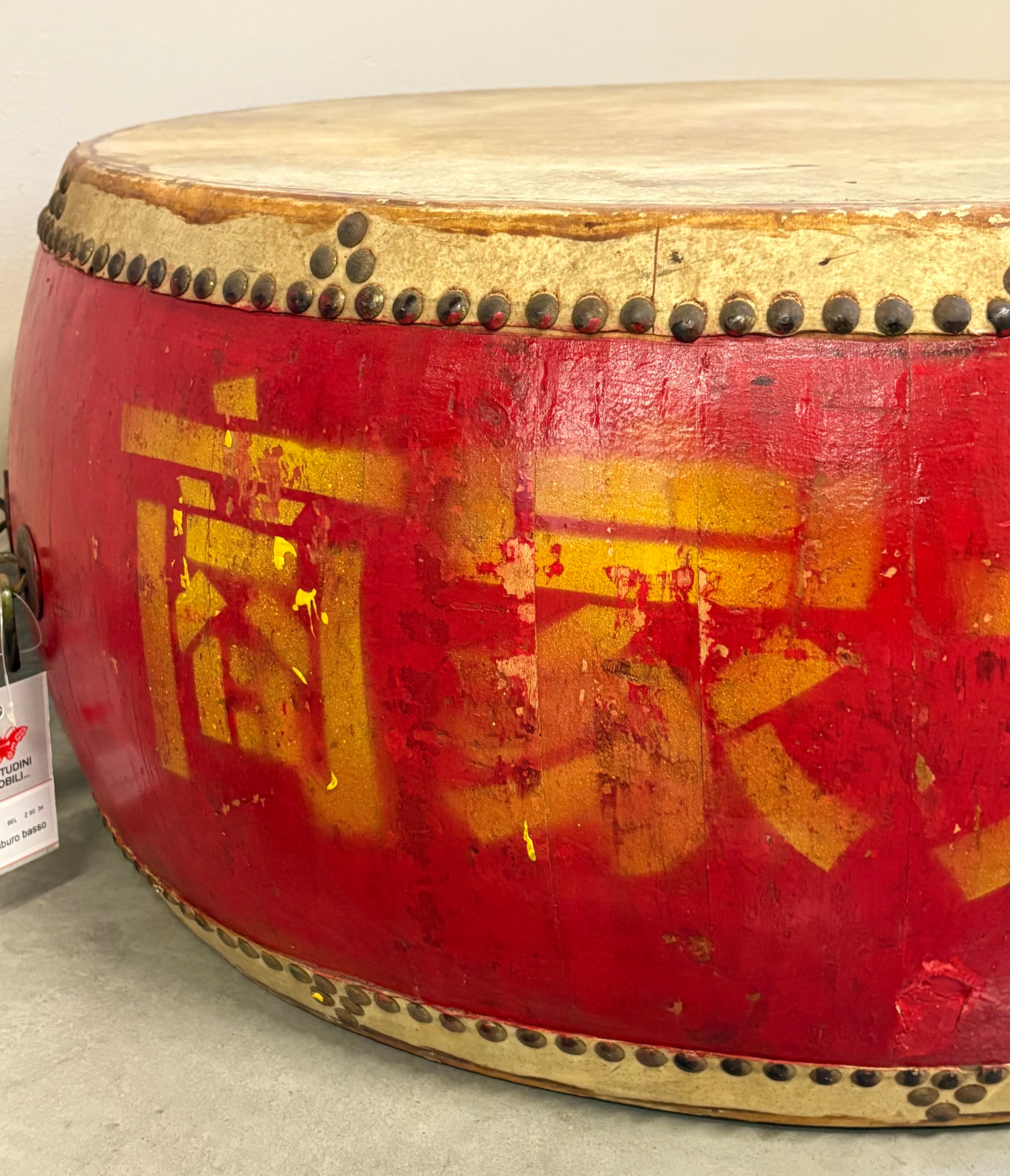 TAMBURO IN LACCA ROSSA CON IDEOGRAMMI