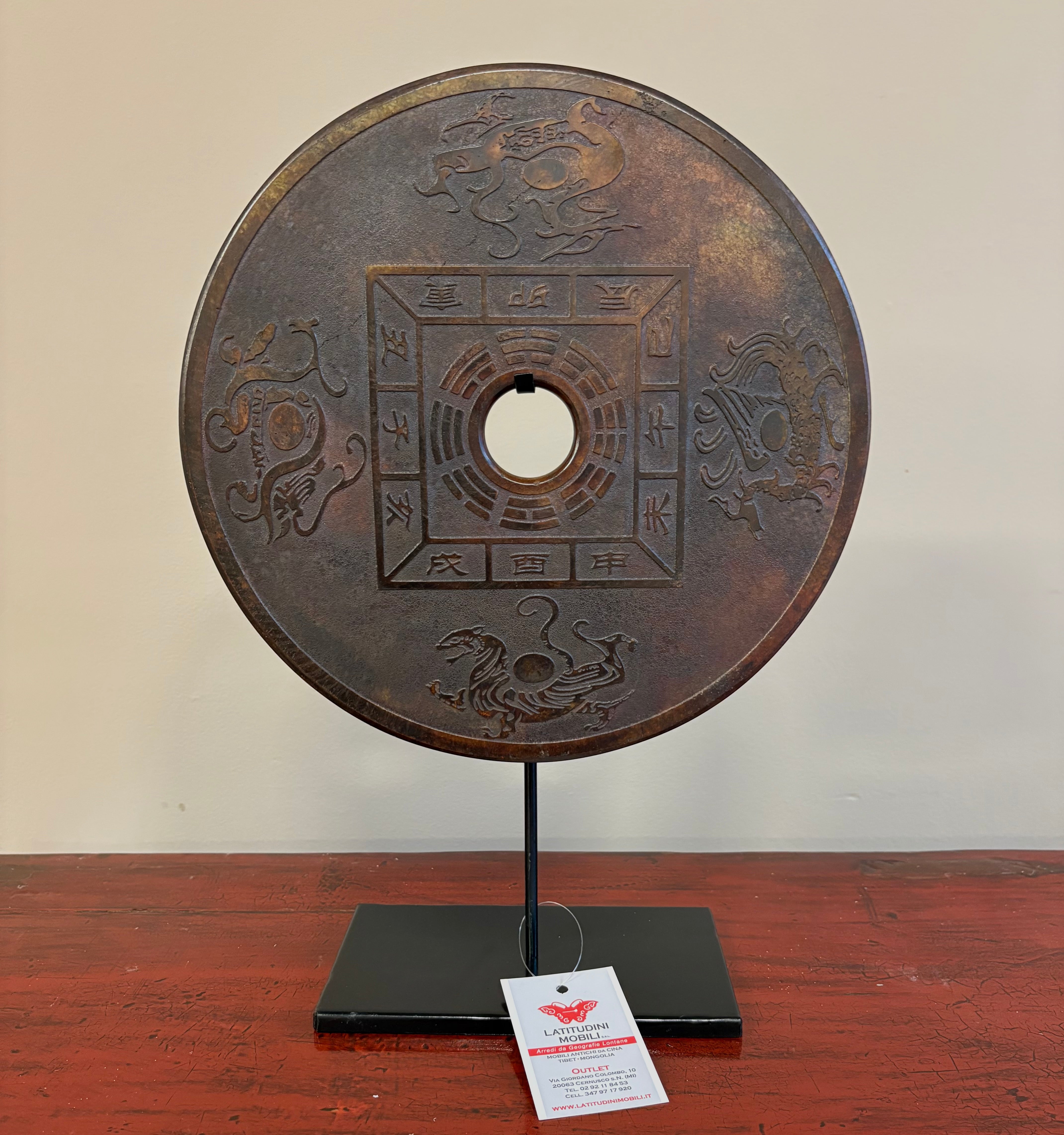 DISCO ORNAMENTALE IN PIETRA SU PIEDISTALLO