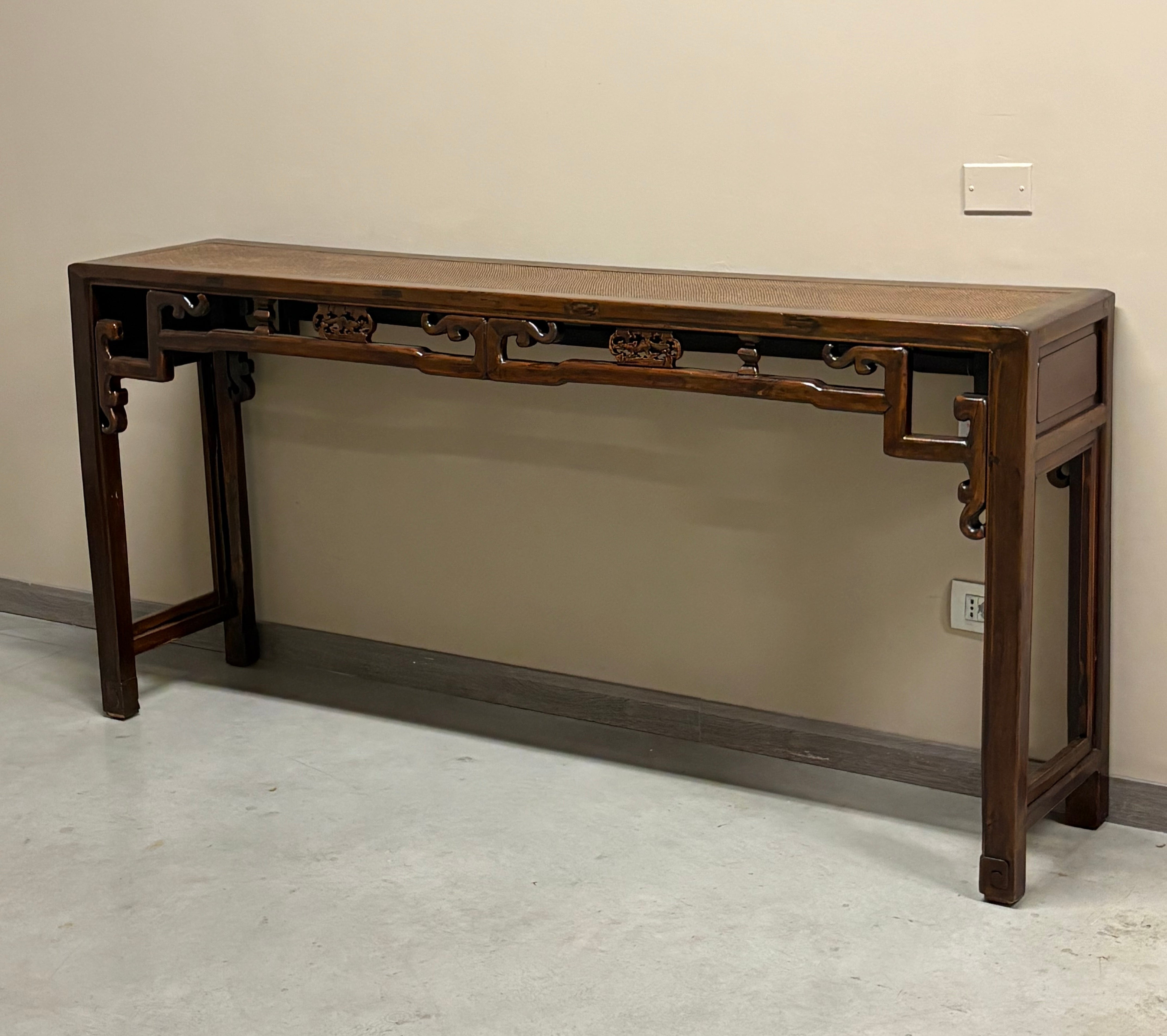 CONSOLLE CINESE CON TRAVERSA INTAGLIATA PIANO IN RATTAN