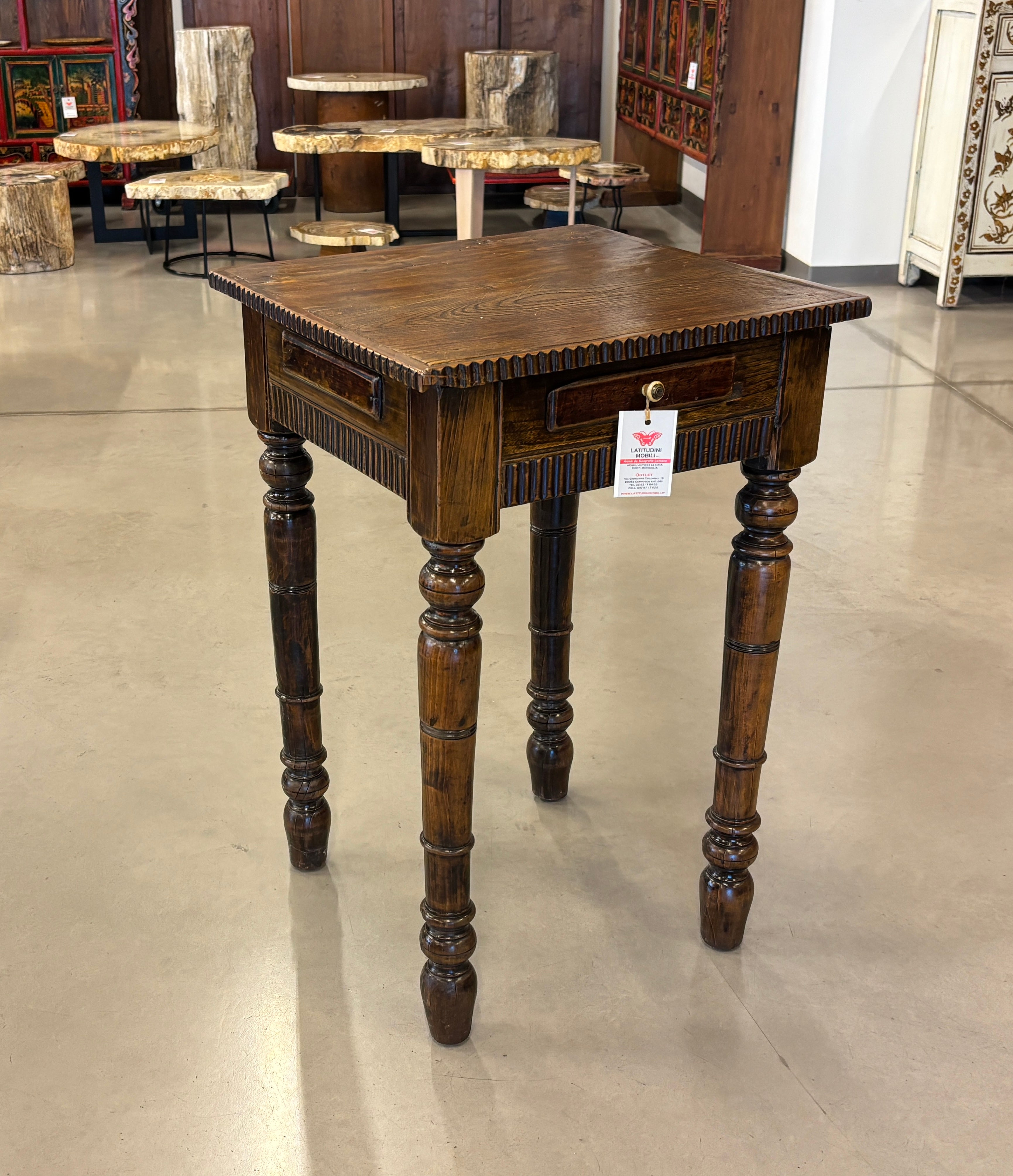 TAVOLINO OLMO CINESE CON CASSETTO