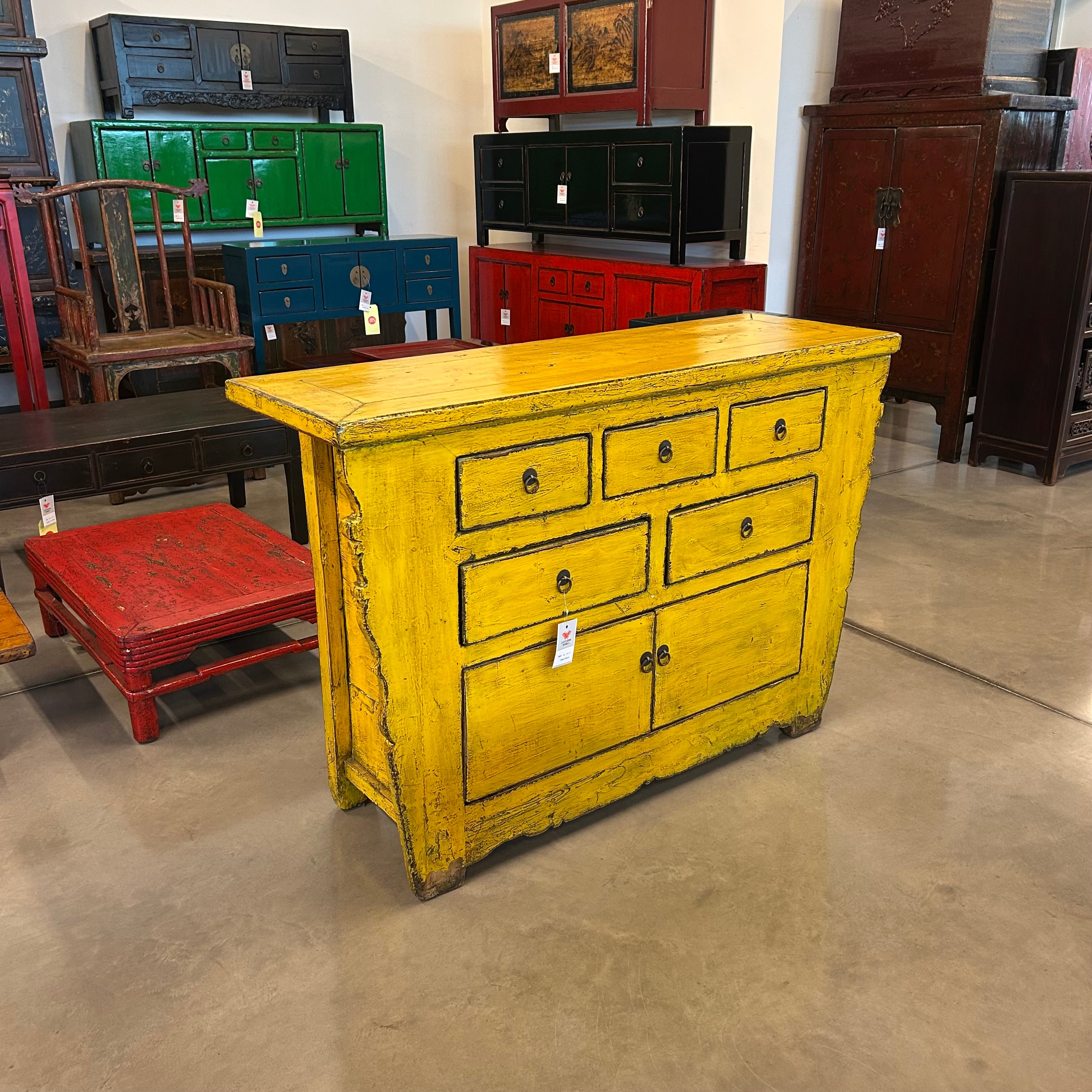 CREDENZA CASSETTIERA AD ALTARE LACCA GIALLA