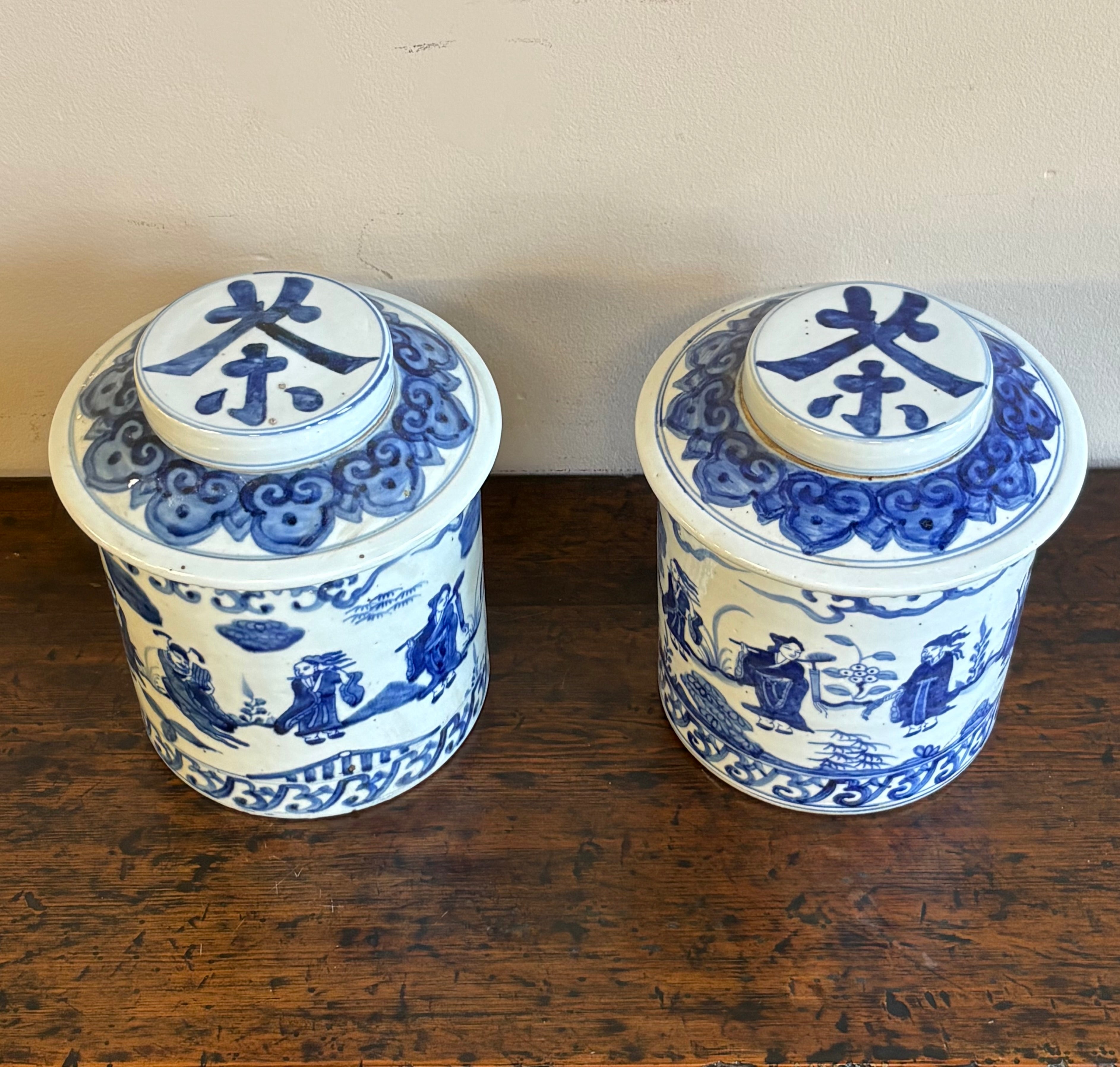 VASO CILINDRICO IN CERAMICA DECORATA CON COPERCHIO