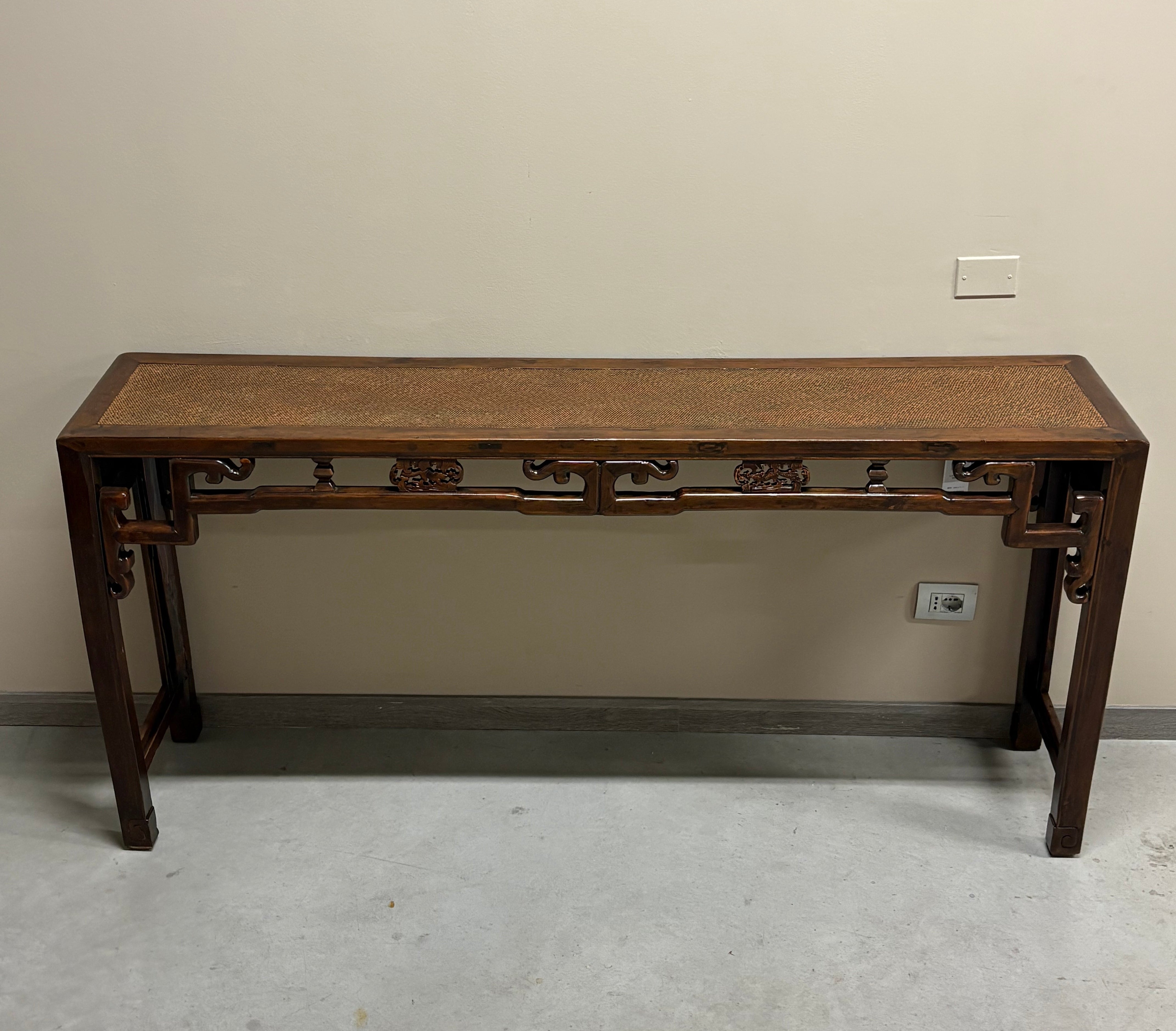 CONSOLLE CINESE CON TRAVERSA INTAGLIATA PIANO IN RATTAN