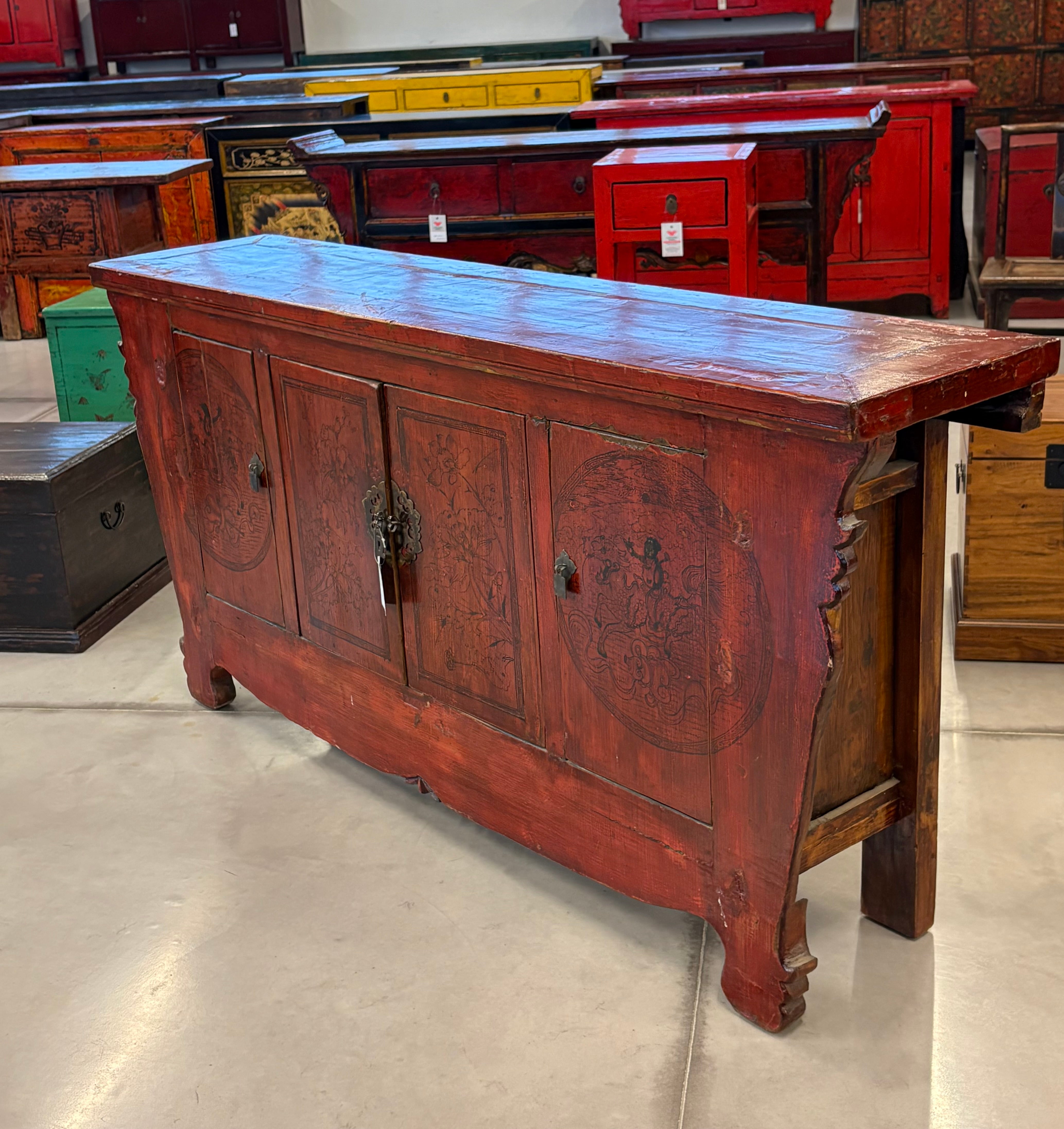 CREDENZA CINESE AD ALTARE CON DECORO LIEVE
