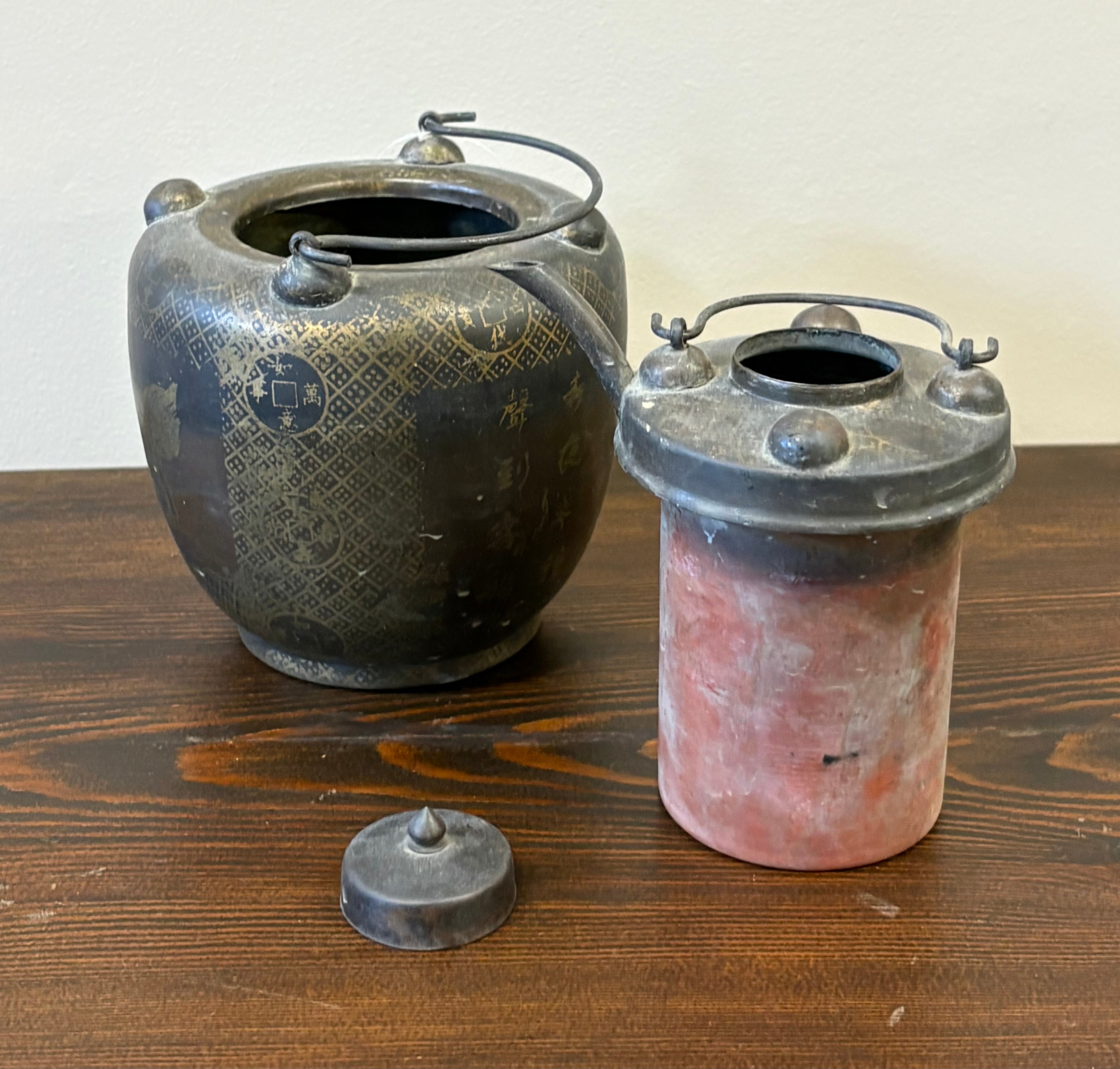 TEIERA IN METALLO CON IDEOGRAMMI