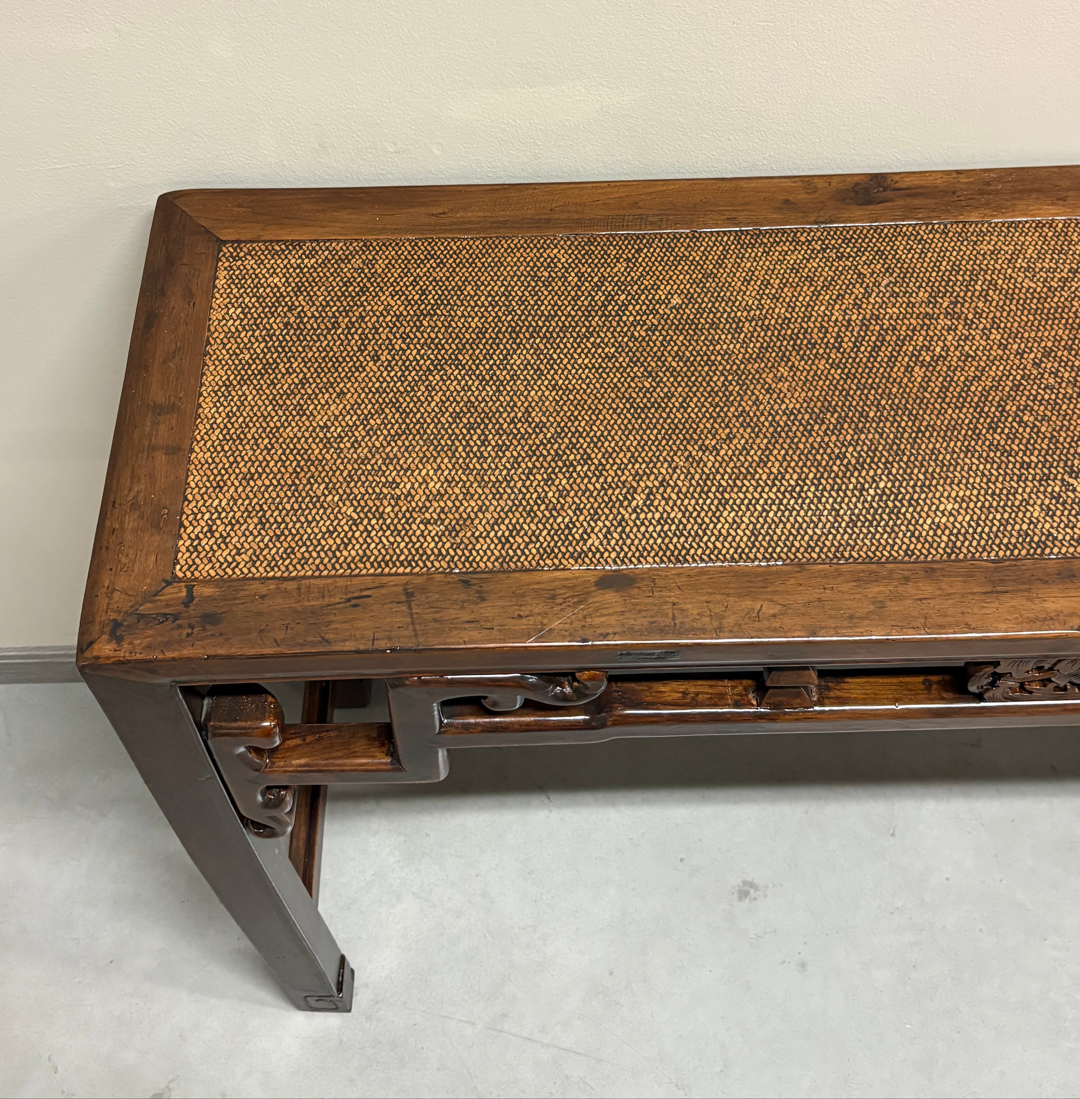 CONSOLLE CINESE CON TRAVERSA INTAGLIATA PIANO IN RATTAN