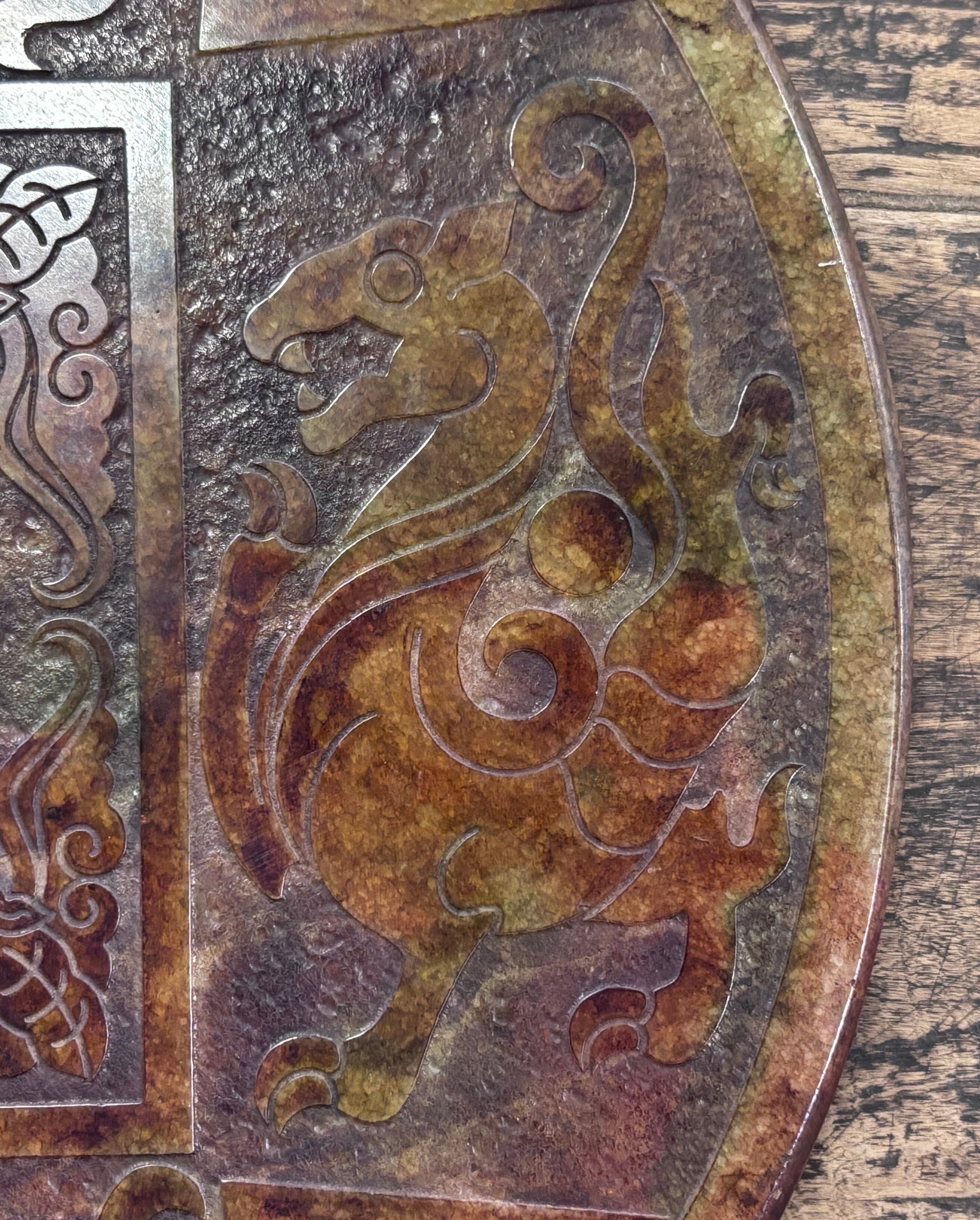 DISCO ORNAMENTALE IN PIETRA SU PIEDISTALLO