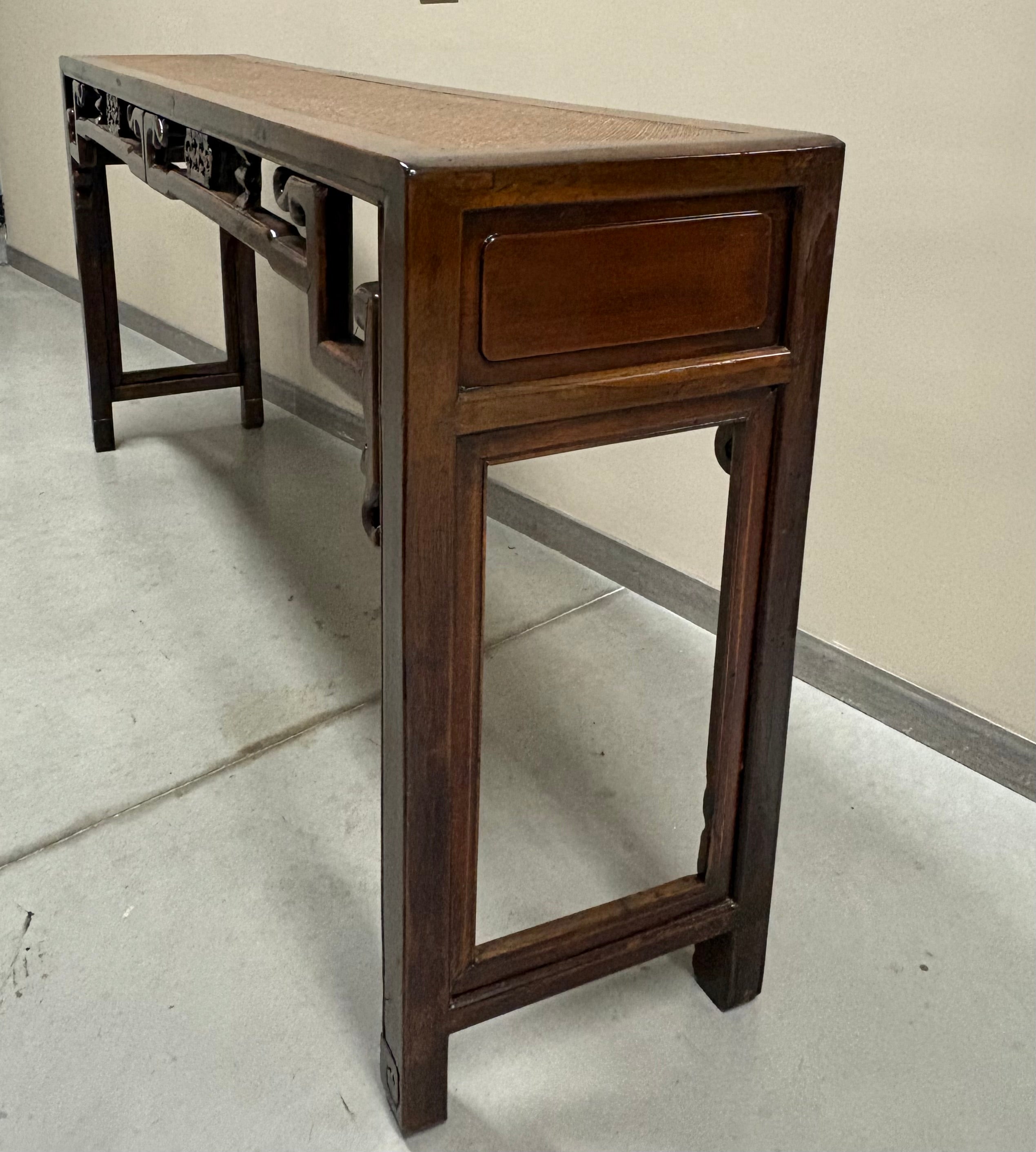 CONSOLLE CINESE CON TRAVERSA INTAGLIATA PIANO IN RATTAN