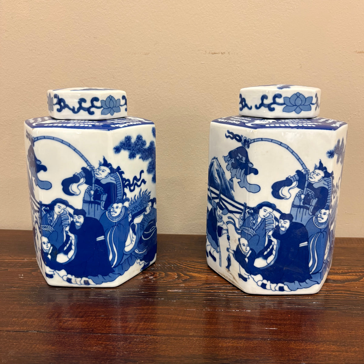 VASO A FORMA ESAGONALE IN CERAMICA DECORATA
