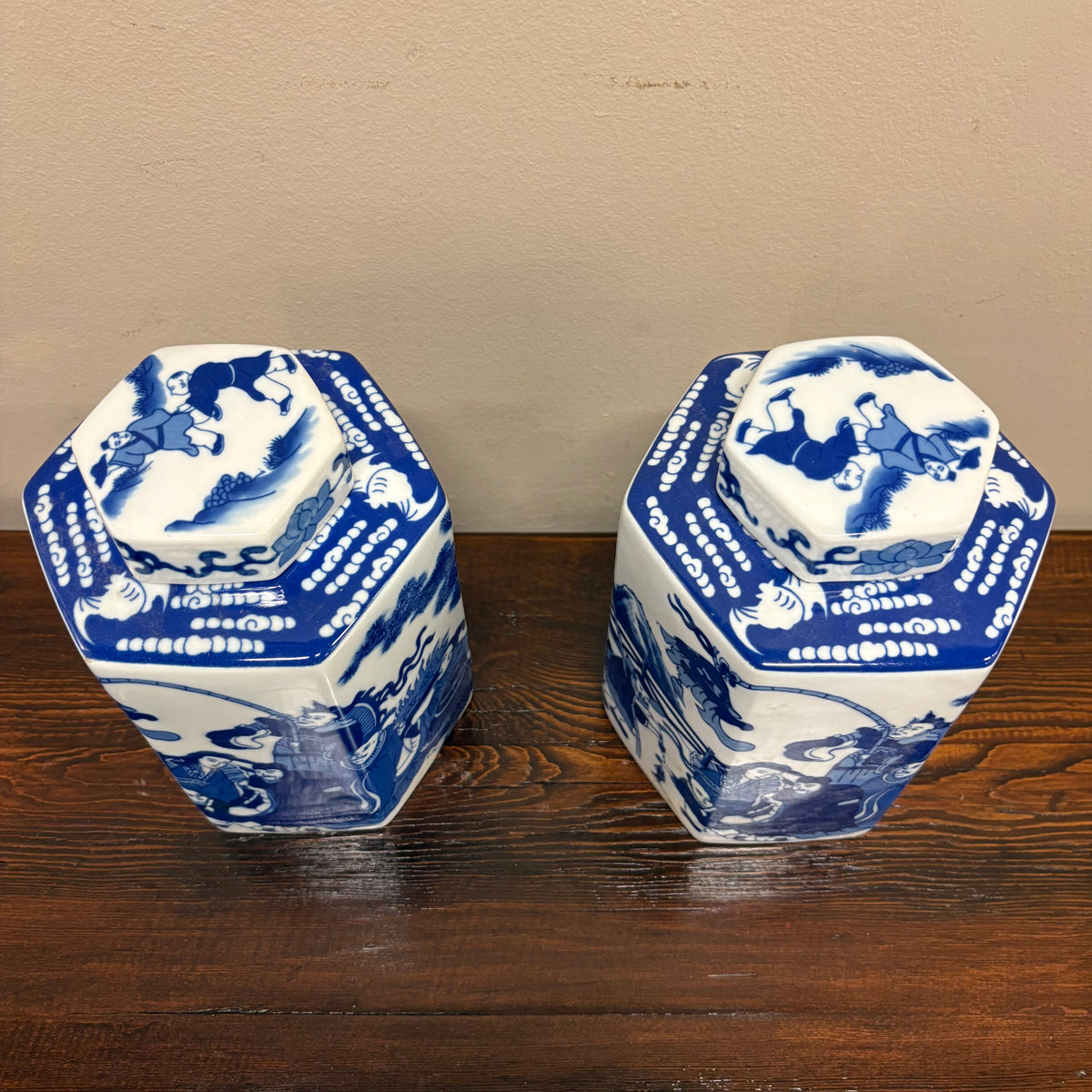 VASO A FORMA ESAGONALE IN CERAMICA DECORATA