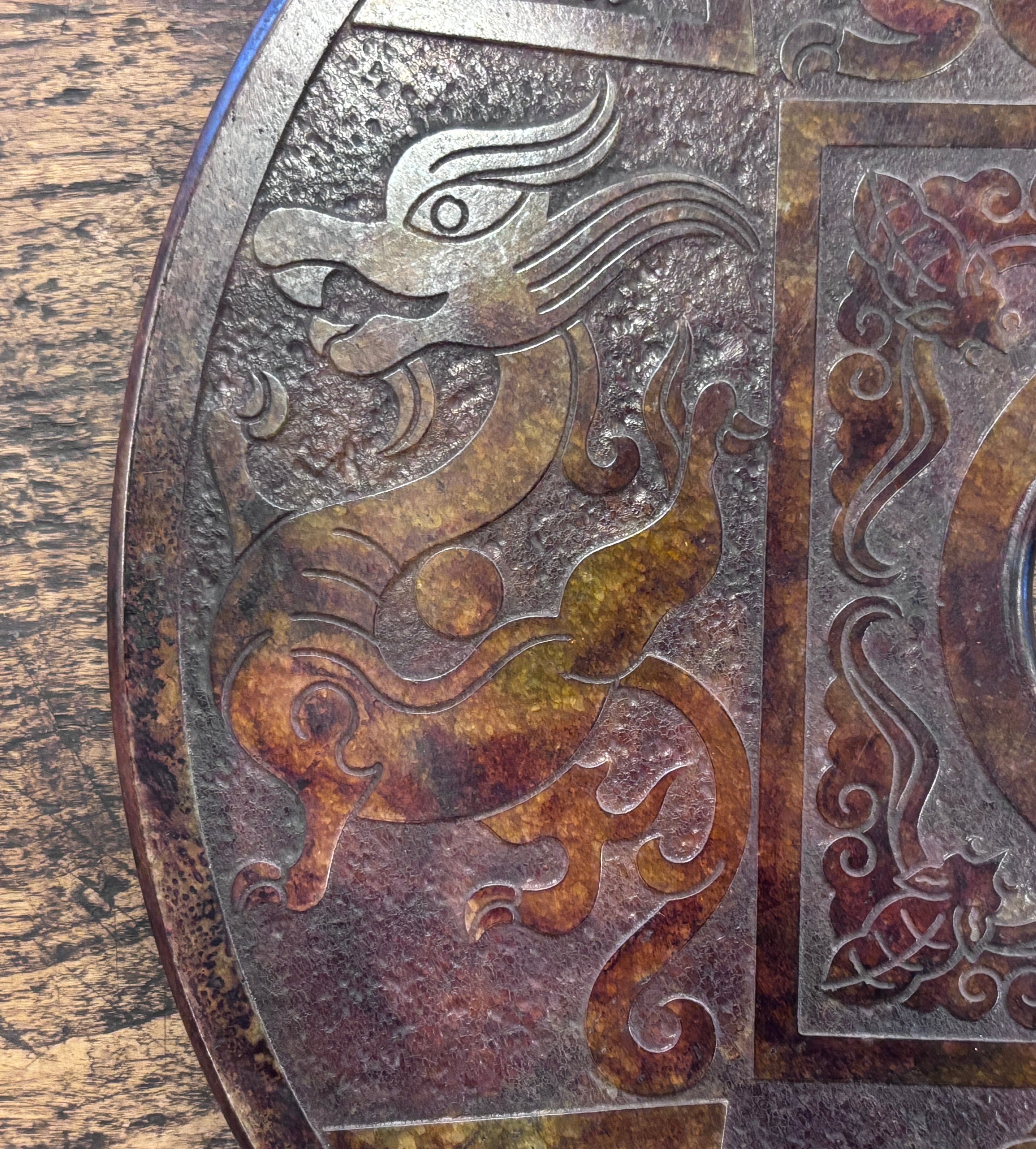 DISCO ORNAMENTALE IN PIETRA SU PIEDISTALLO