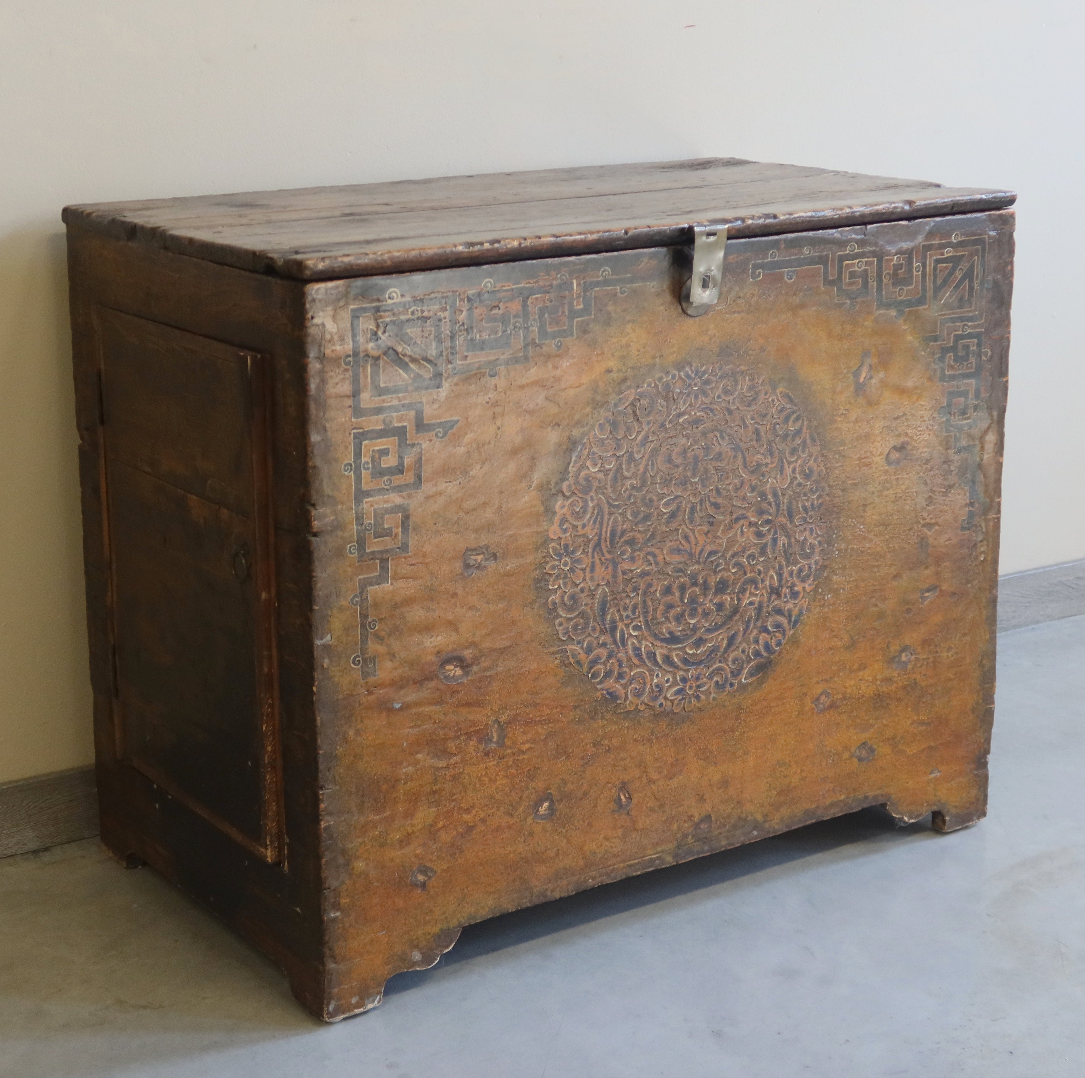 CREDENZA MONGOLIA DECORATA