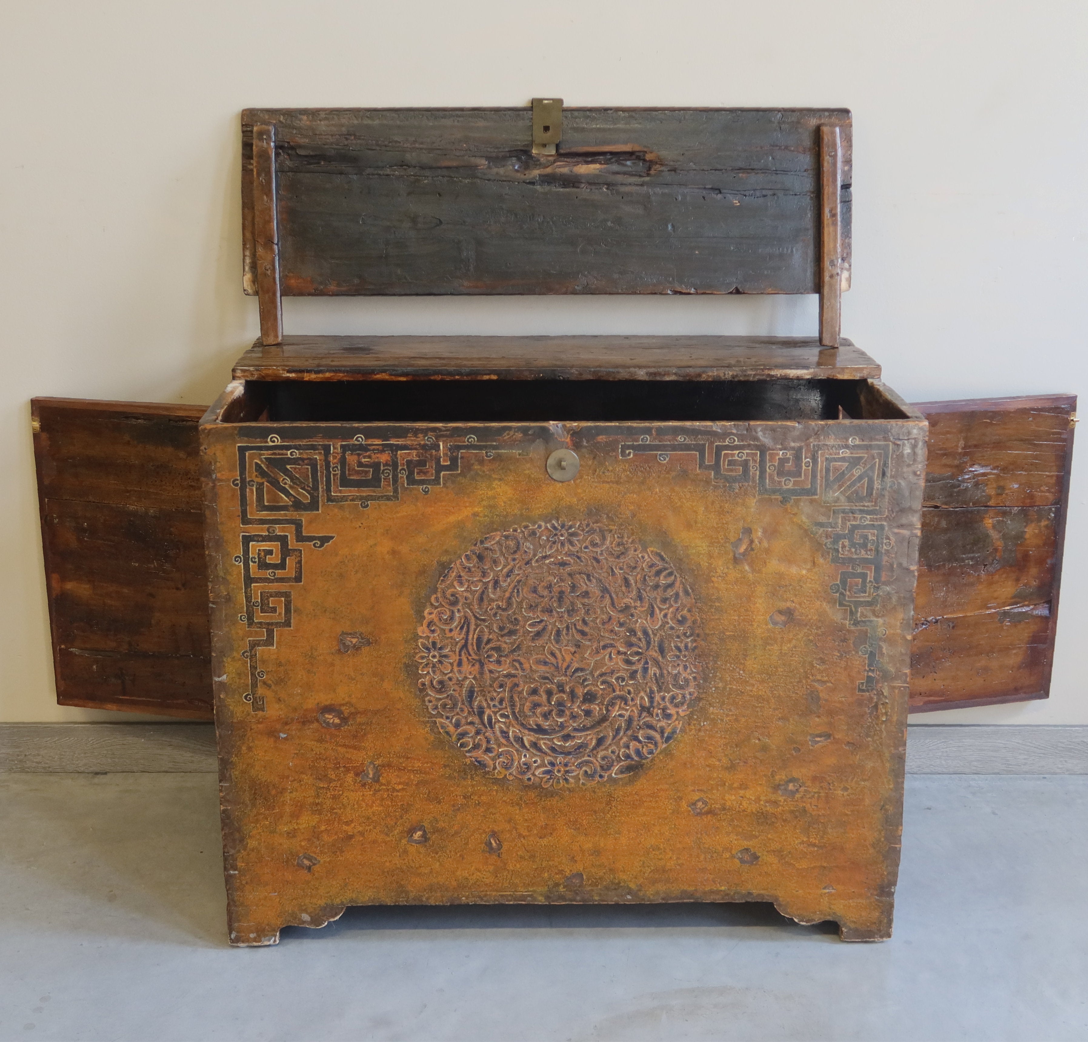 CREDENZA MONGOLIA DECORATA