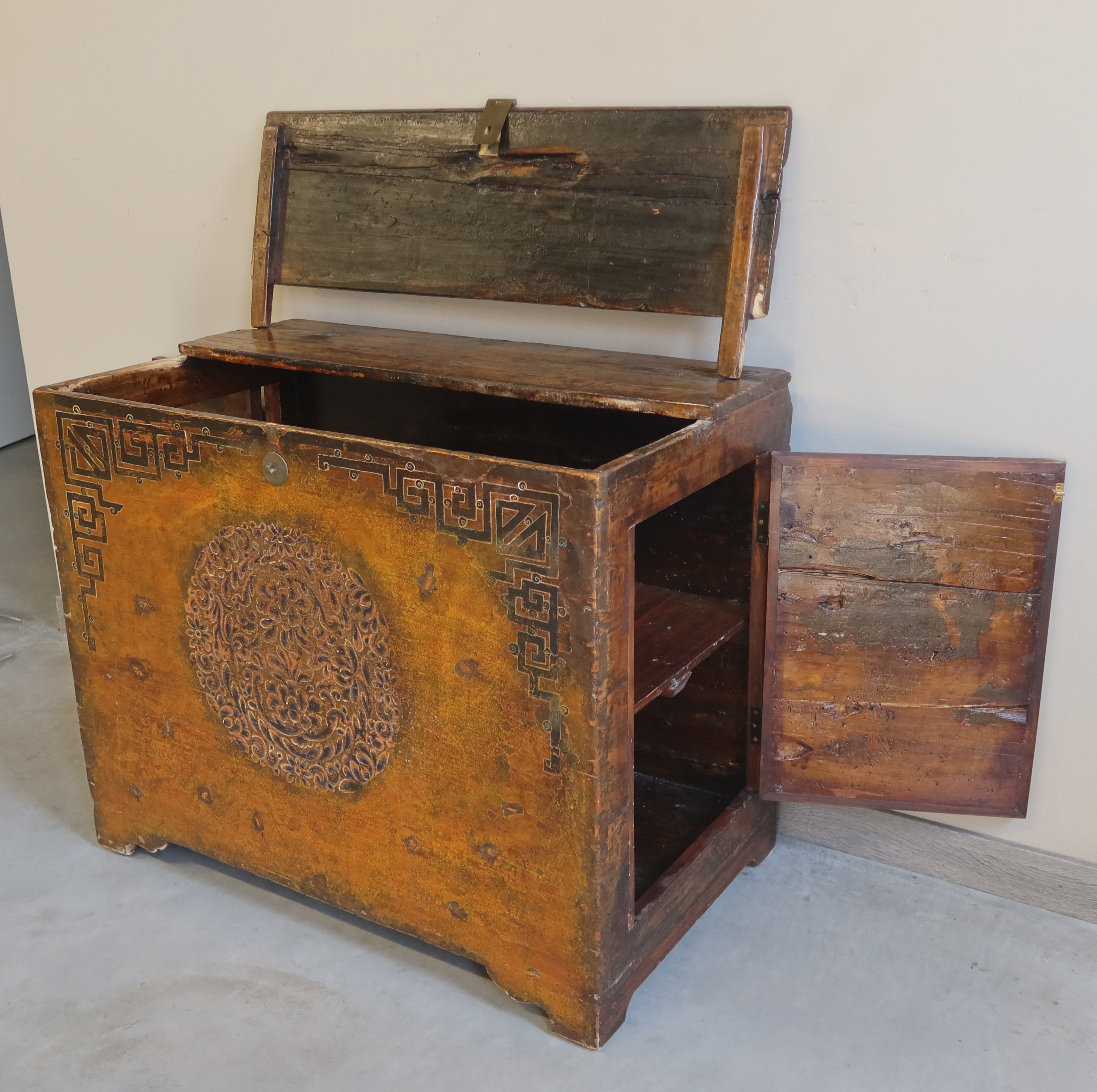 CREDENZA MONGOLIA DECORATA