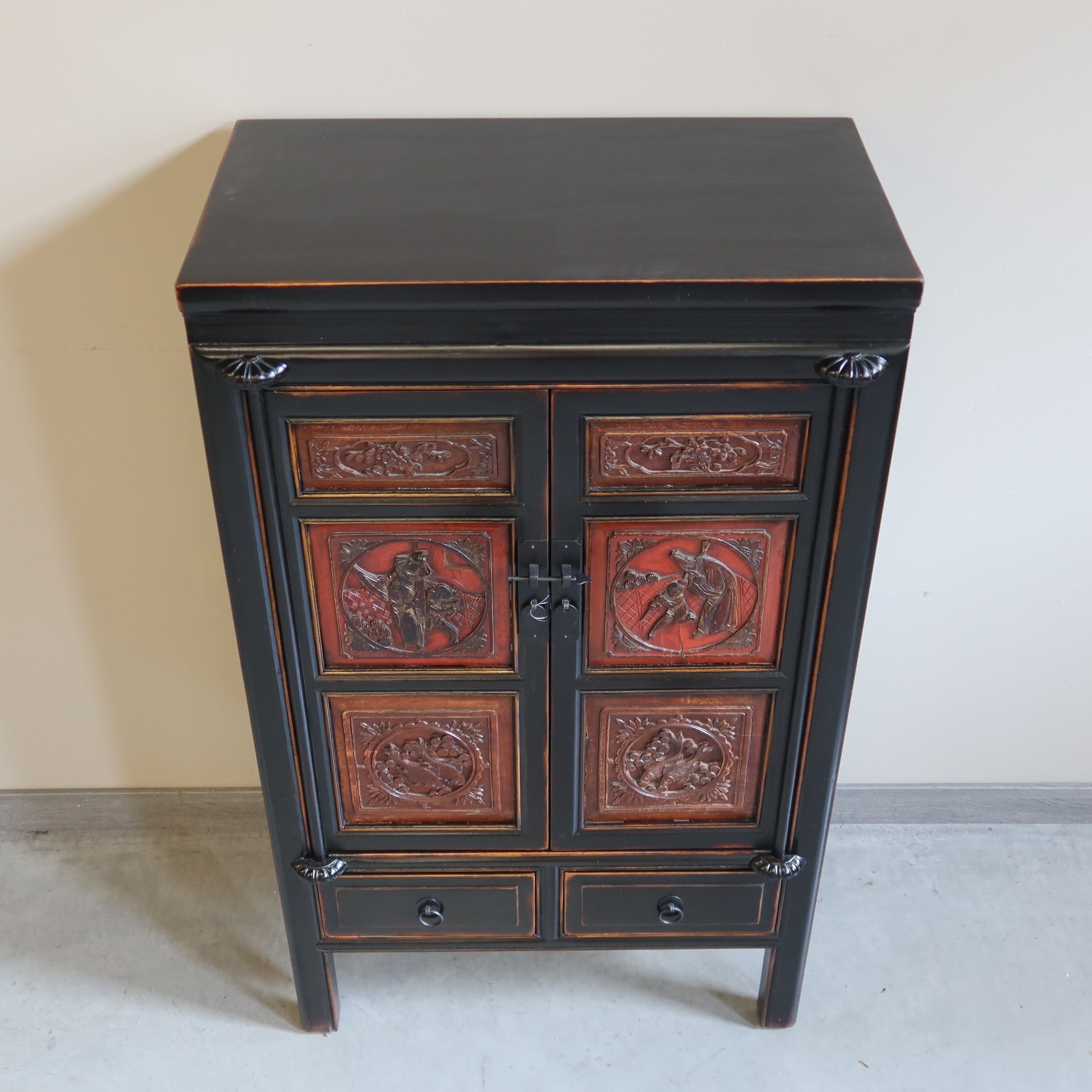 CREDENZINO FUJIAN A COLONNA CON INTAGLI