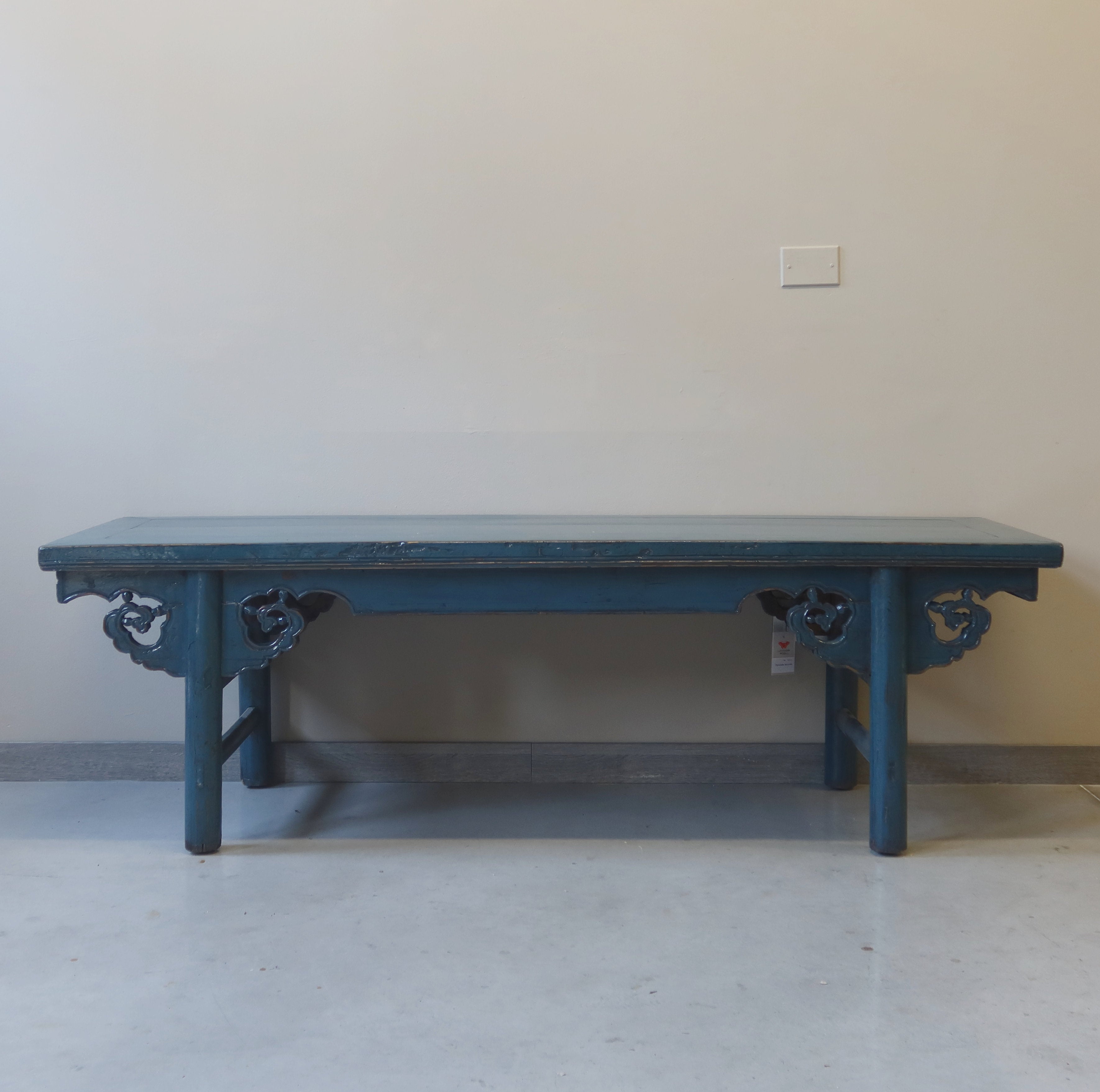 TAVOLO LACCA BLU GAMBE INTAGLIATE