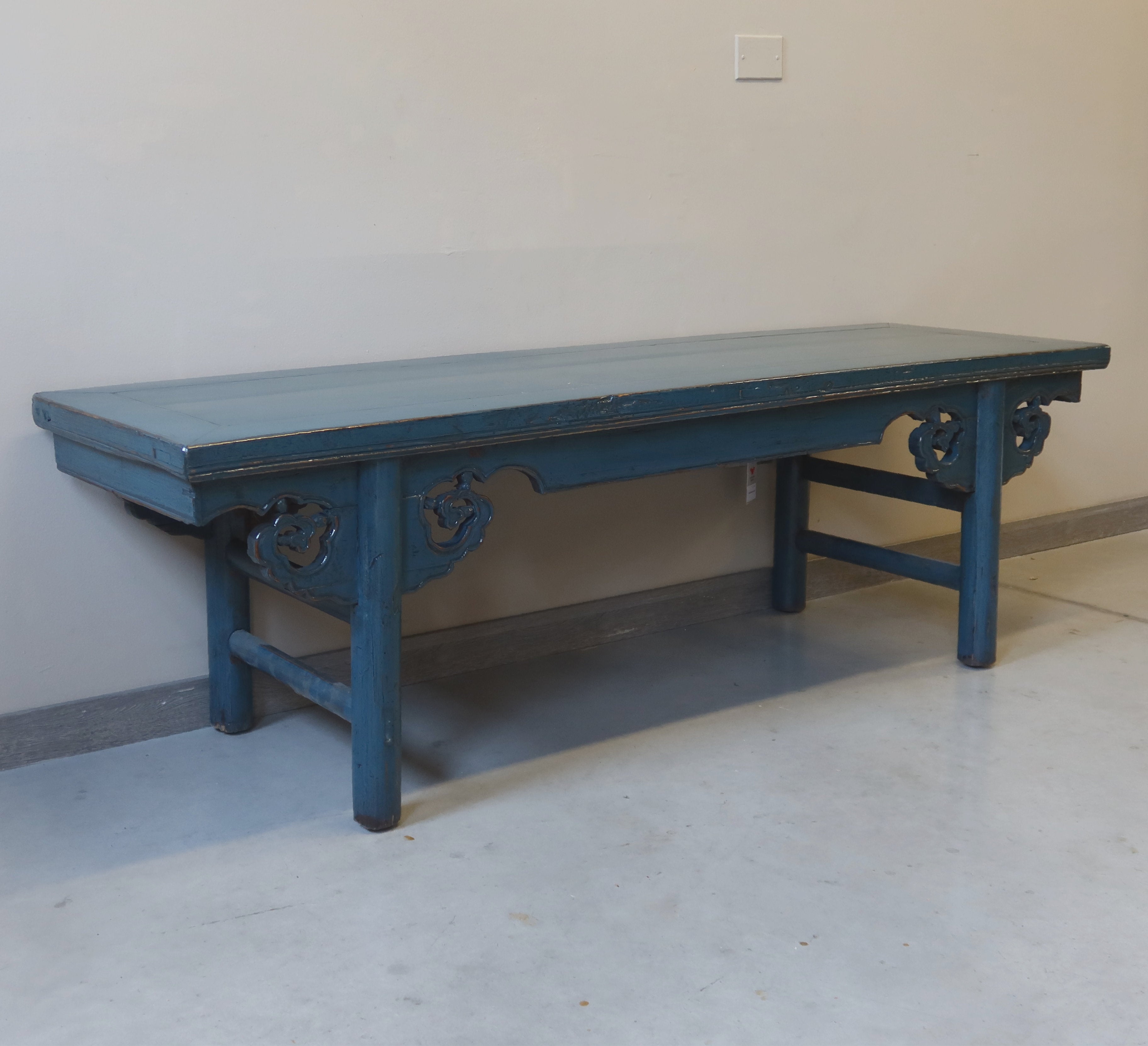 TAVOLO LACCA BLU GAMBE INTAGLIATE