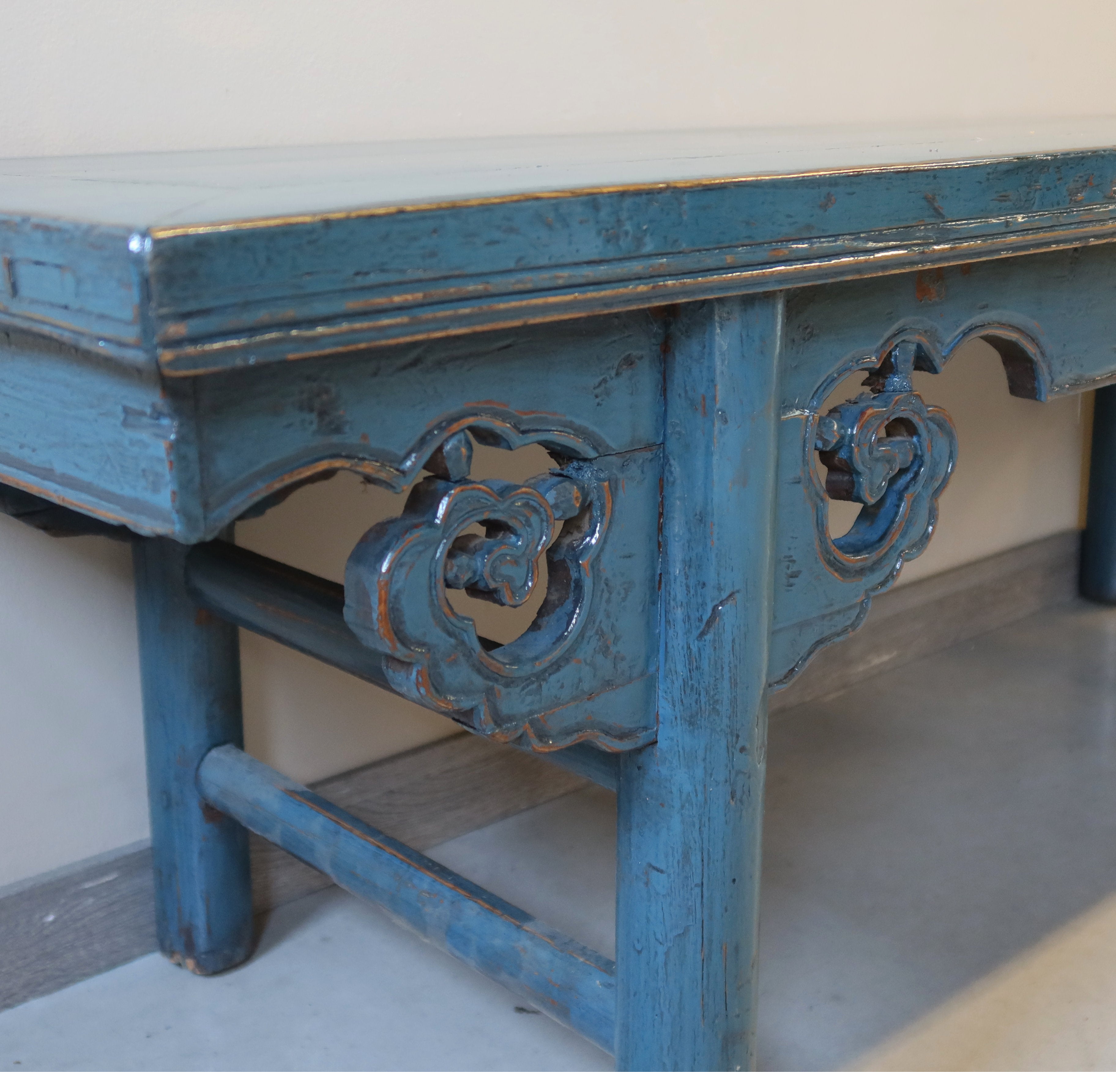 TAVOLO LACCA BLU GAMBE INTAGLIATE