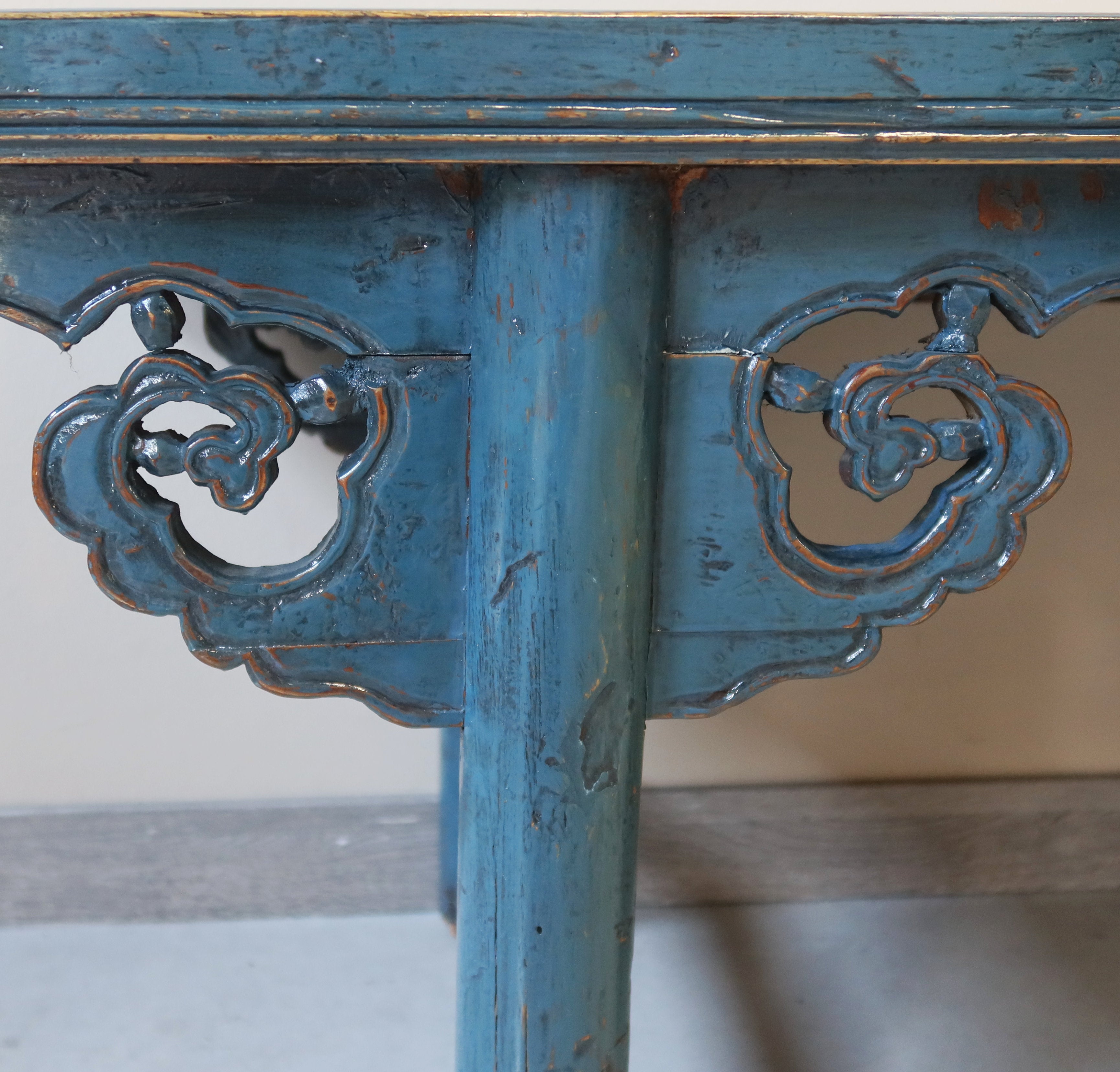 TAVOLO LACCA BLU GAMBE INTAGLIATE