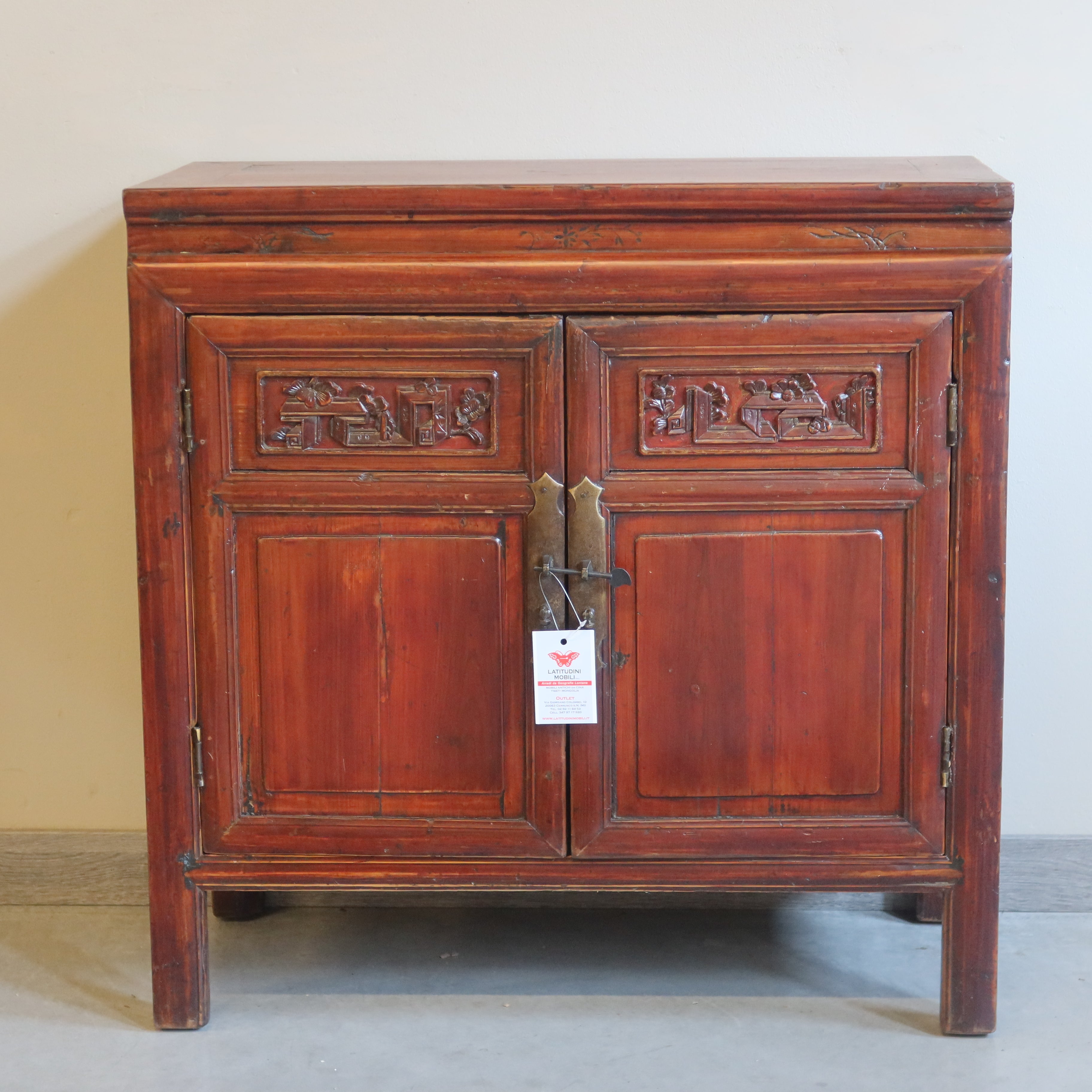 CREDENZINO OLMO CINESE CON INTAGLI