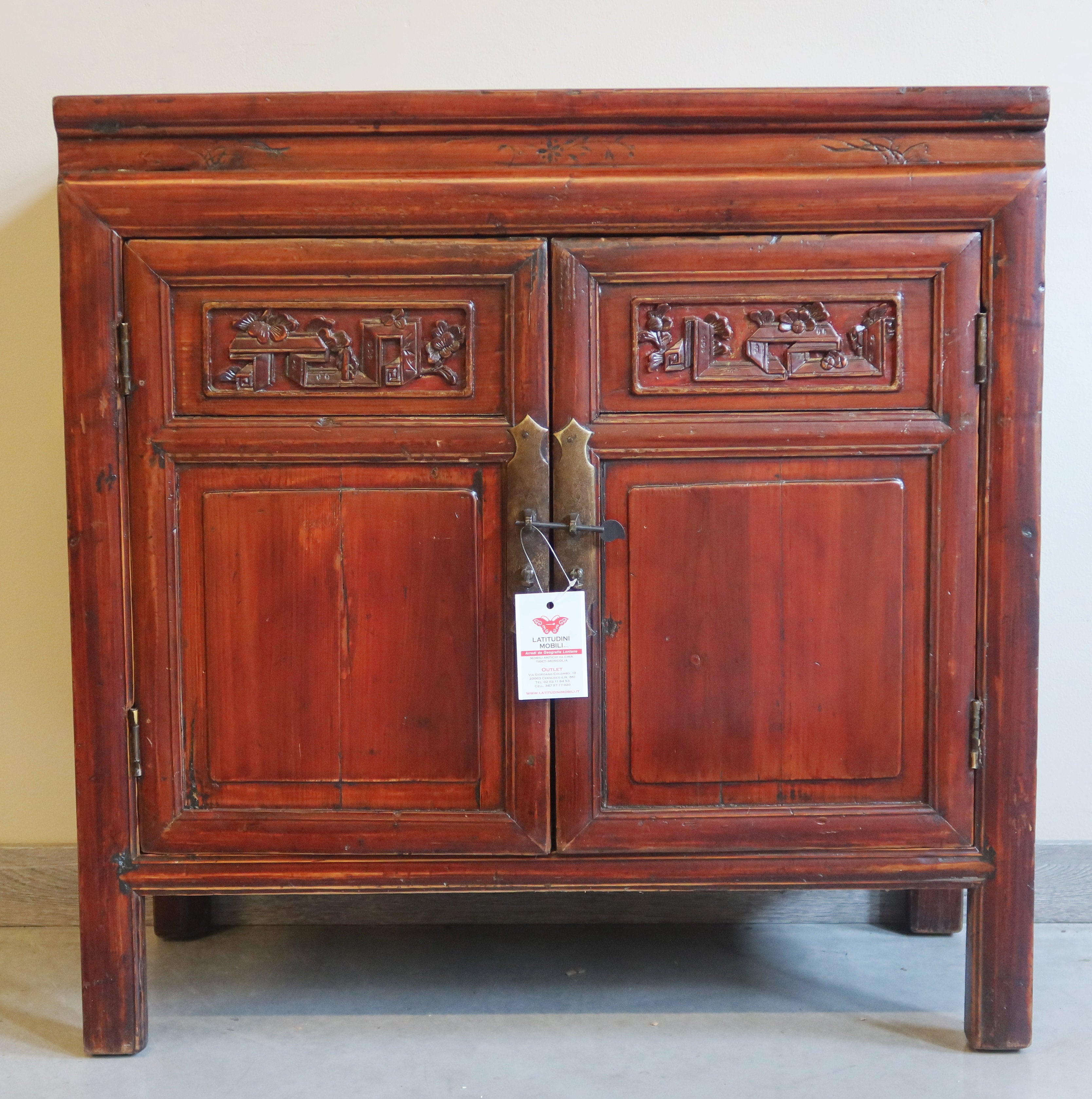 CREDENZINO OLMO CINESE CON INTAGLI