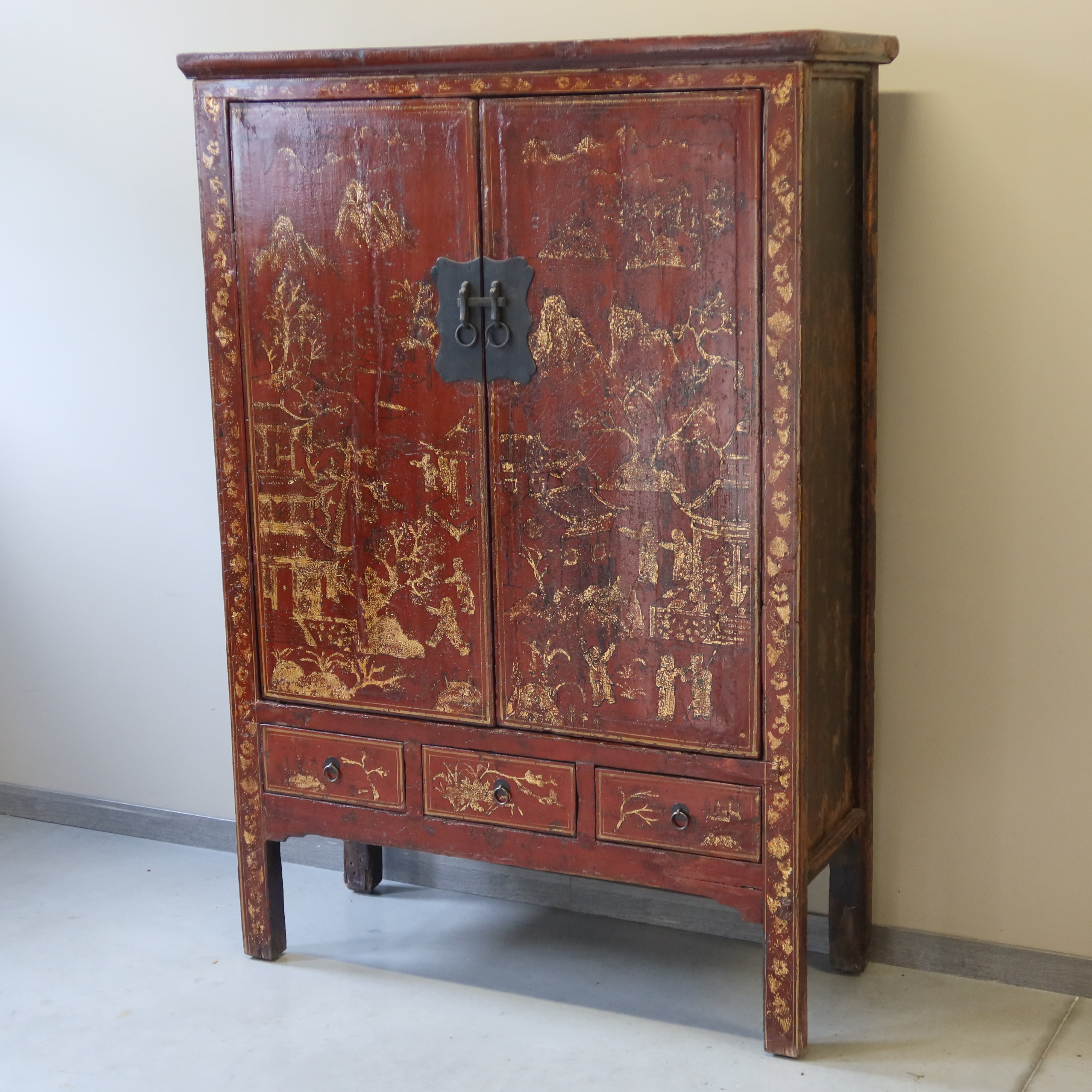 ARMADIO SHANXI ROSSO CON DECORI DORATI