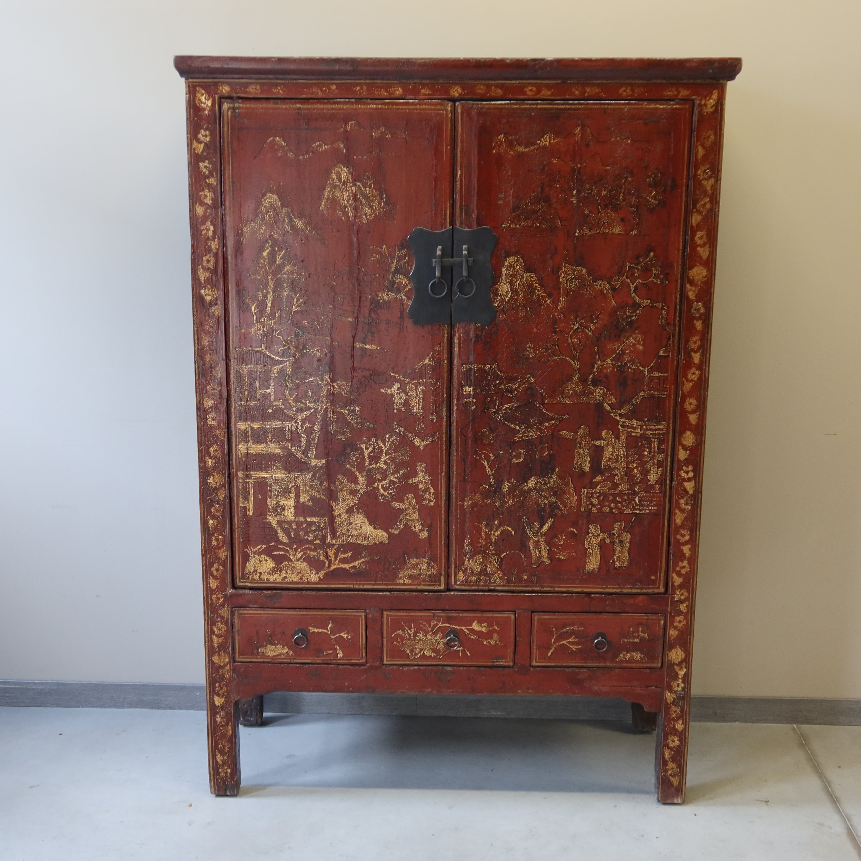 ARMADIO SHANXI ROSSO CON DECORI DORATI